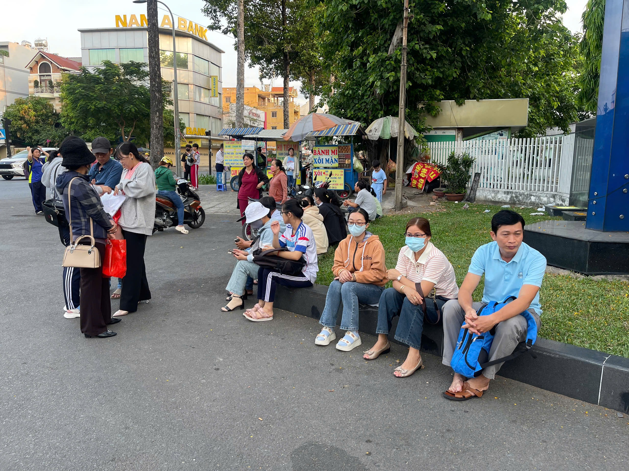 Thí sinh hồi hộp bước vào kỳ thi đánh giá năng lực của ĐHQG TP HCM- Ảnh 7.