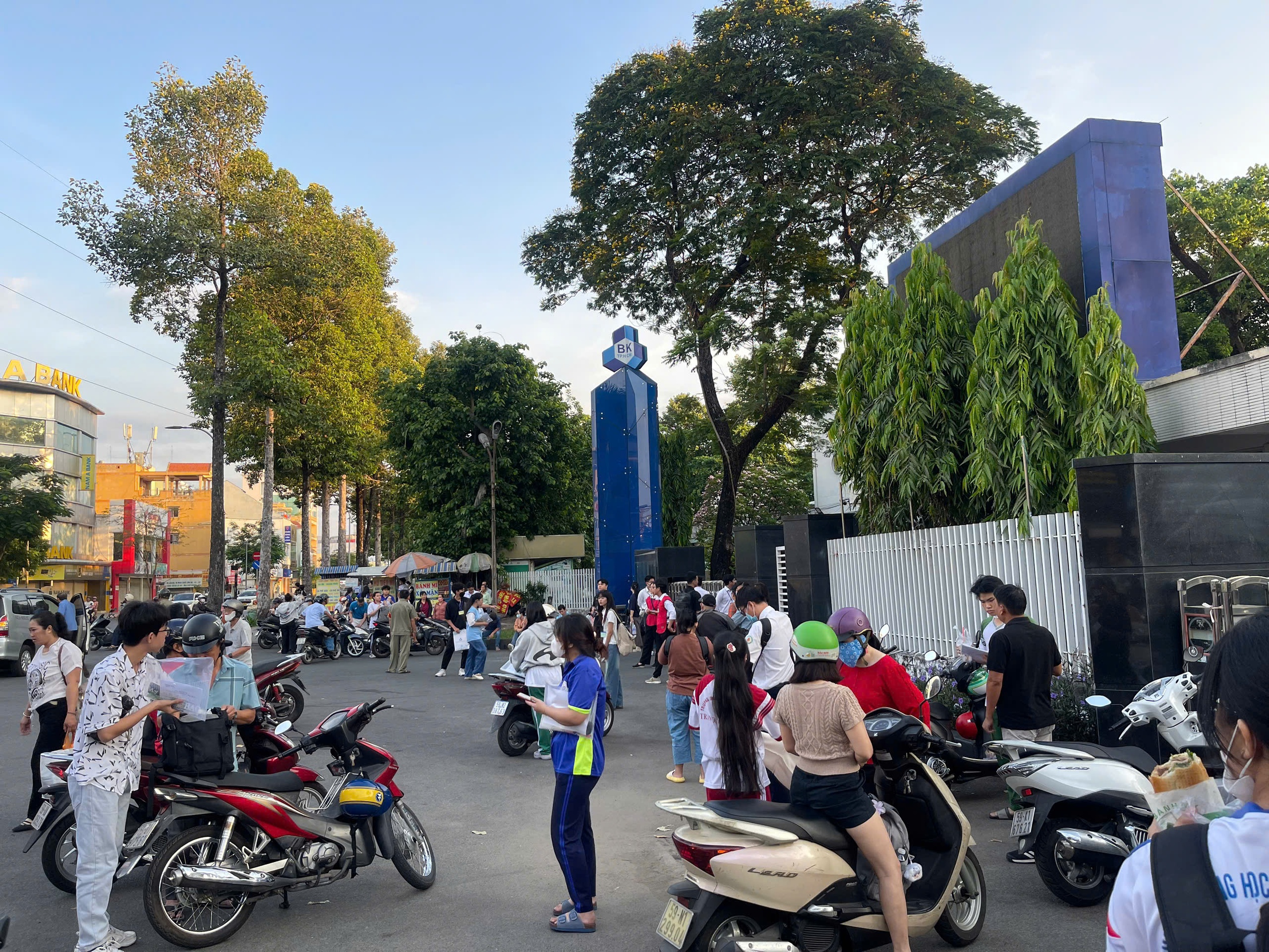 Thí sinh hồi hộp bước vào kỳ thi đánh giá năng lực của ĐHQG TP HCM- Ảnh 8.