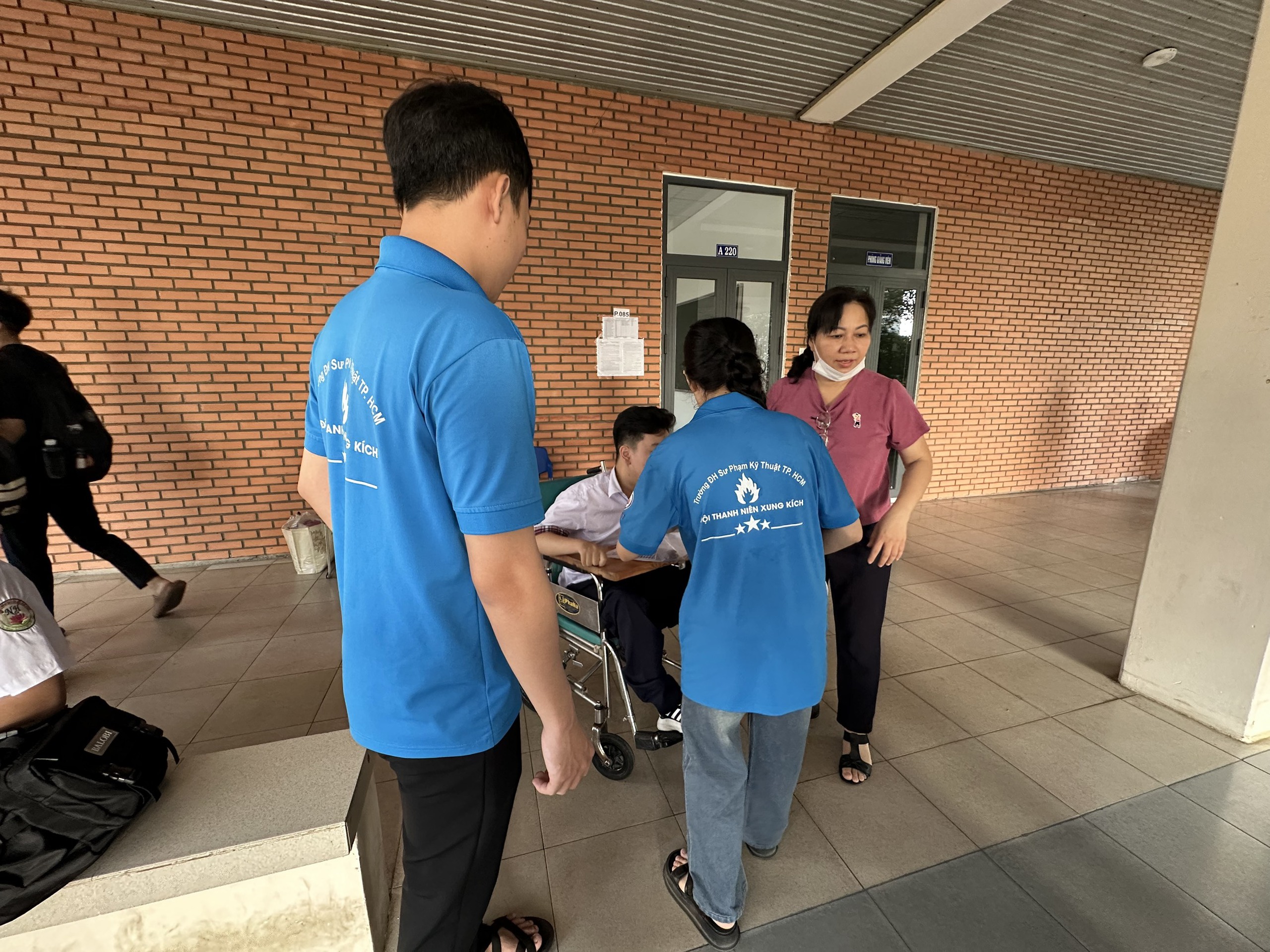 Thí sinh hồi hộp bước vào kỳ thi đánh giá năng lực của ĐHQG TP HCM- Ảnh 14.