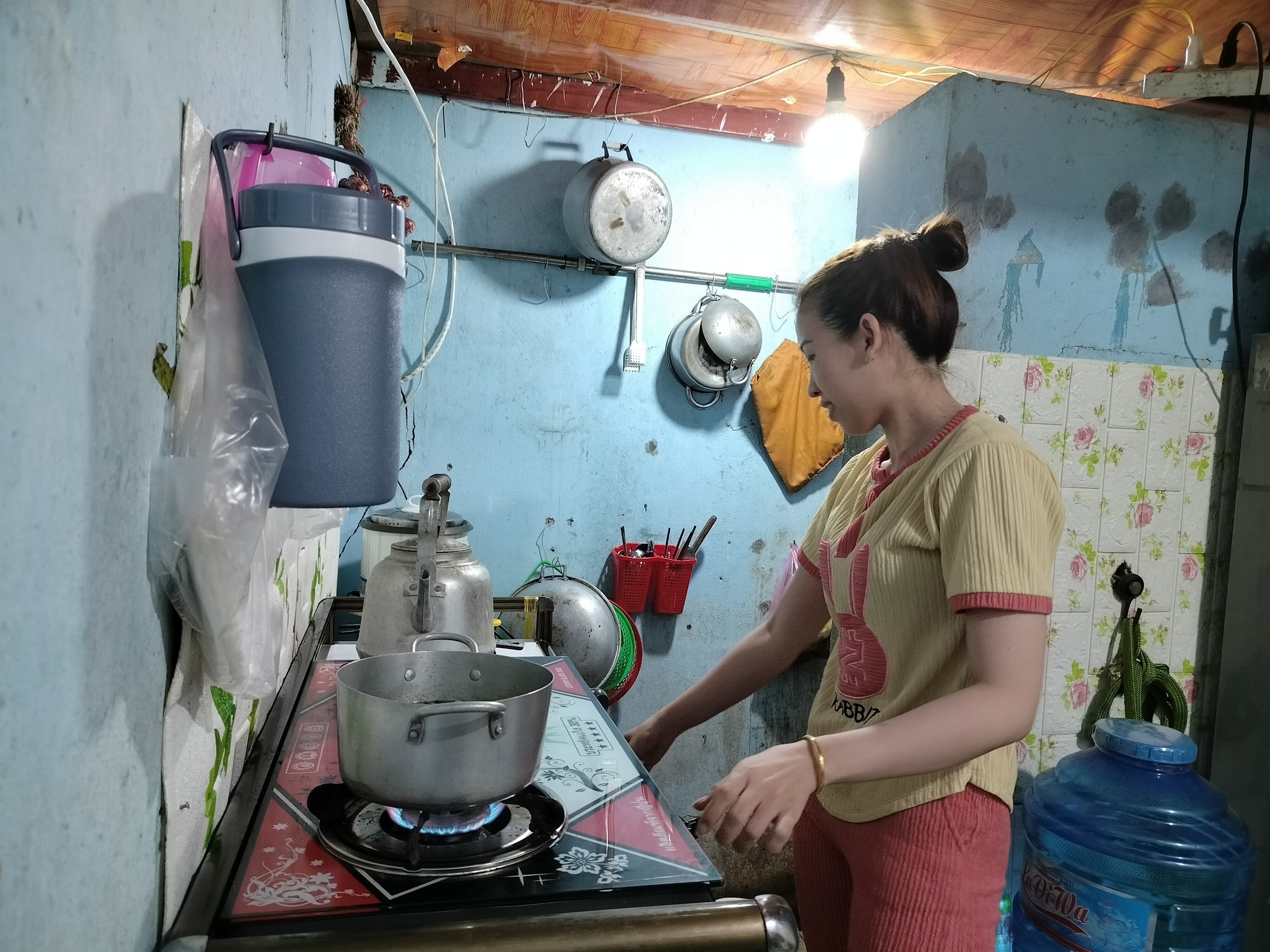 C&acirc;u chuyện ph&iacute;a sau bảng lương &ldquo;trong mơ&rdquo; của nữ c&ocirc;ng nh&acirc;n khiến nhiều người ch&ugrave;n bước- Ảnh 2.