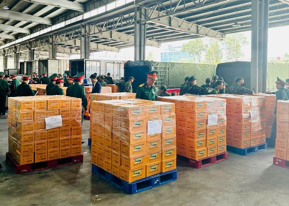Hai chuyến bay đưa 106 cán bộ, chiến sĩ và hàng cứu trợ tới Myanmar- Ảnh 3.