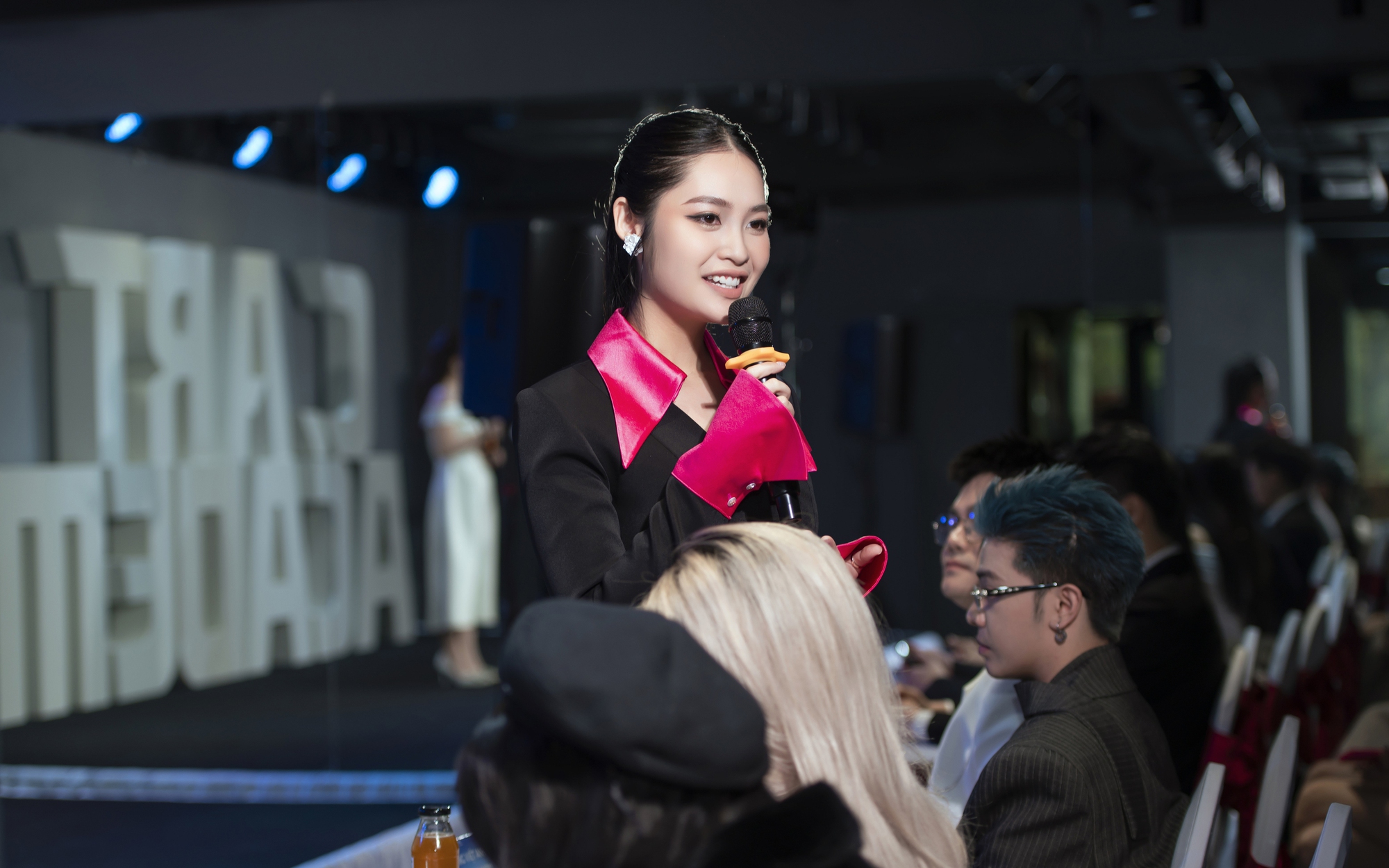 Hoa hậu Nông Thúy Hằng chúc mừng bộ đôi đạo diễn Song Anh