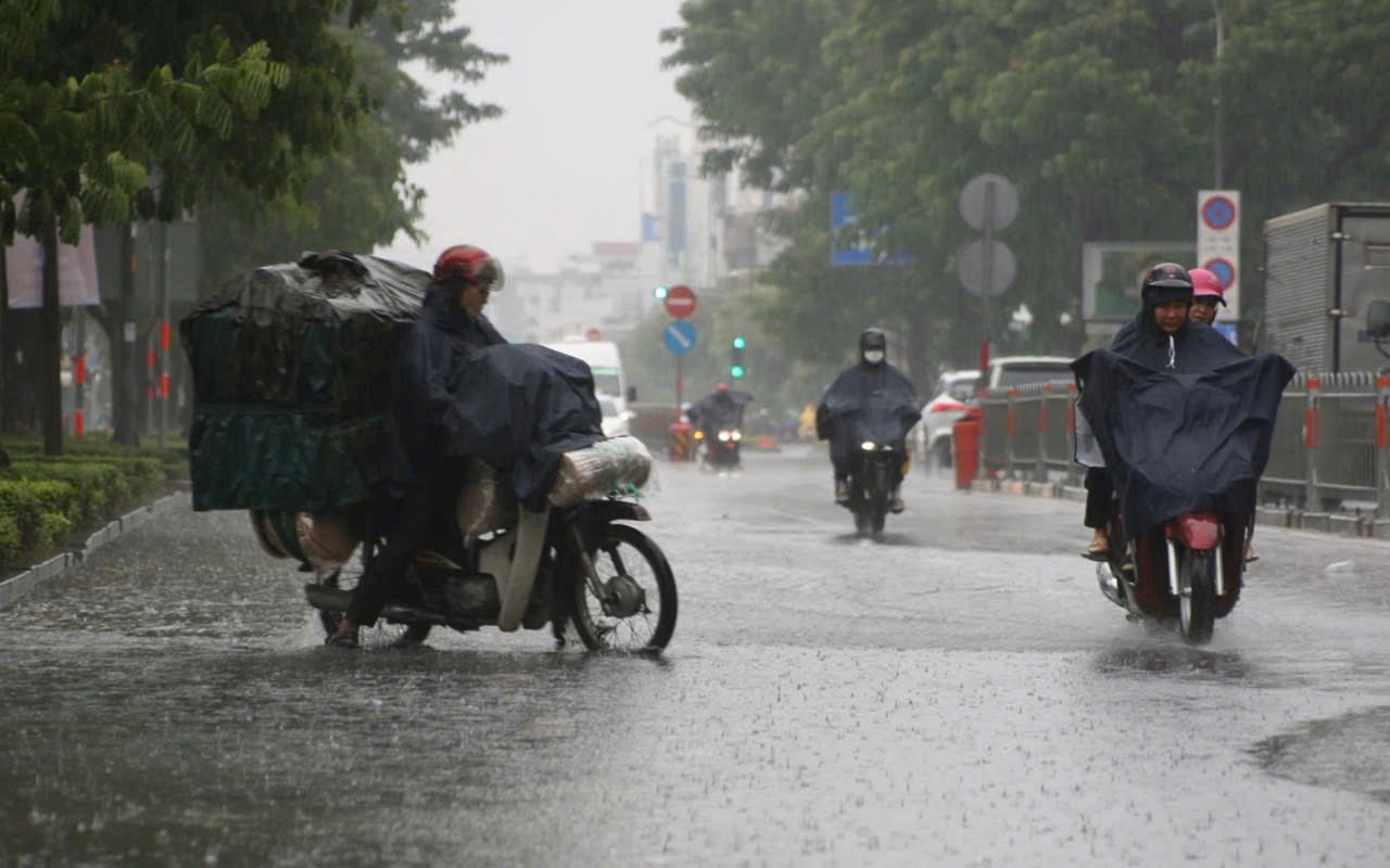 Thời tiết tại TP HCM và Nam Bộ: Mưa trái mùa kéo dài đến ngày 3-4