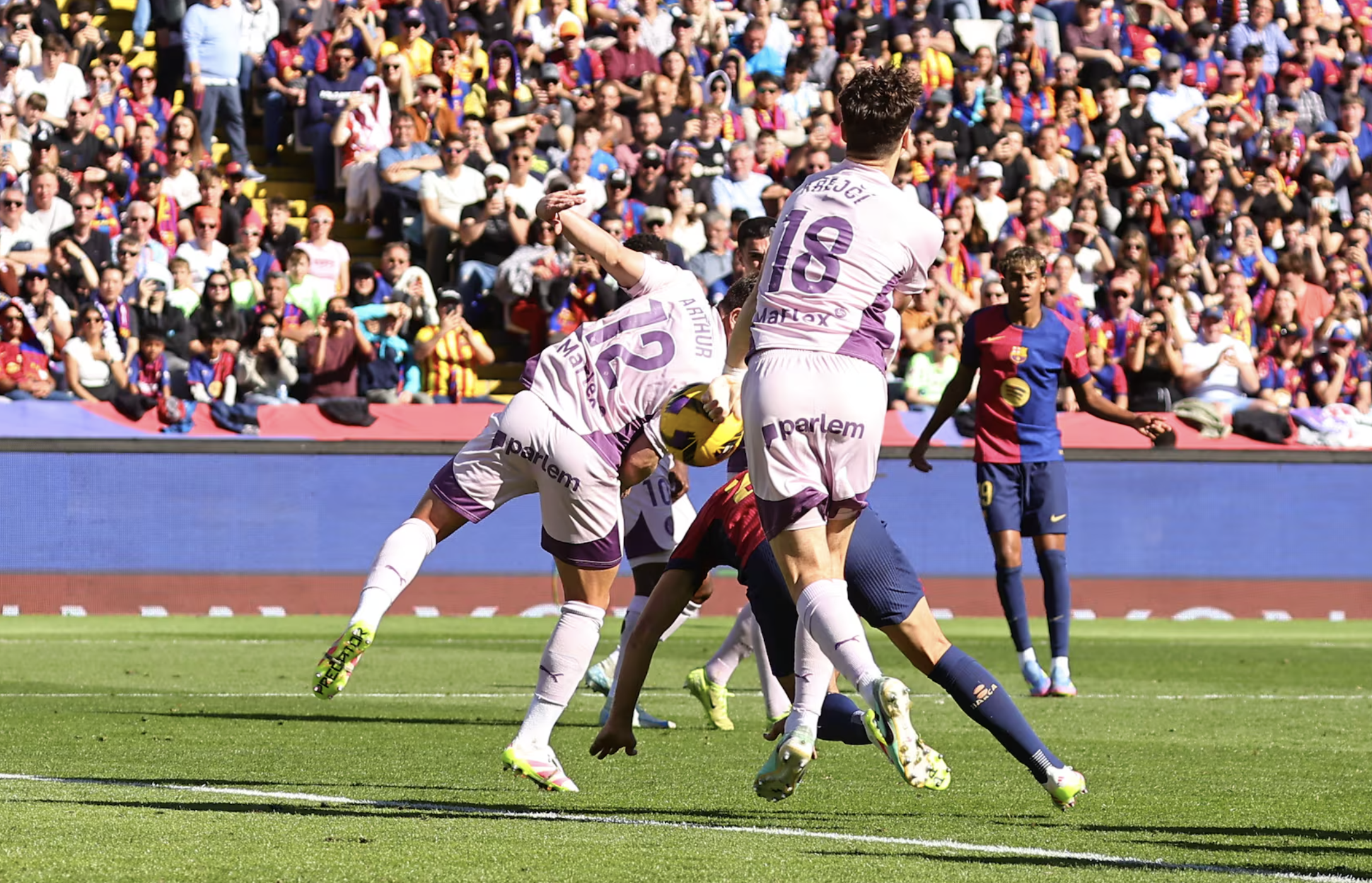 Lewandowski lập c&uacute; đ&uacute;p, Barcelona b&ugrave;ng nổ trận cầu 5 b&agrave;n La Liga- Ảnh 2.