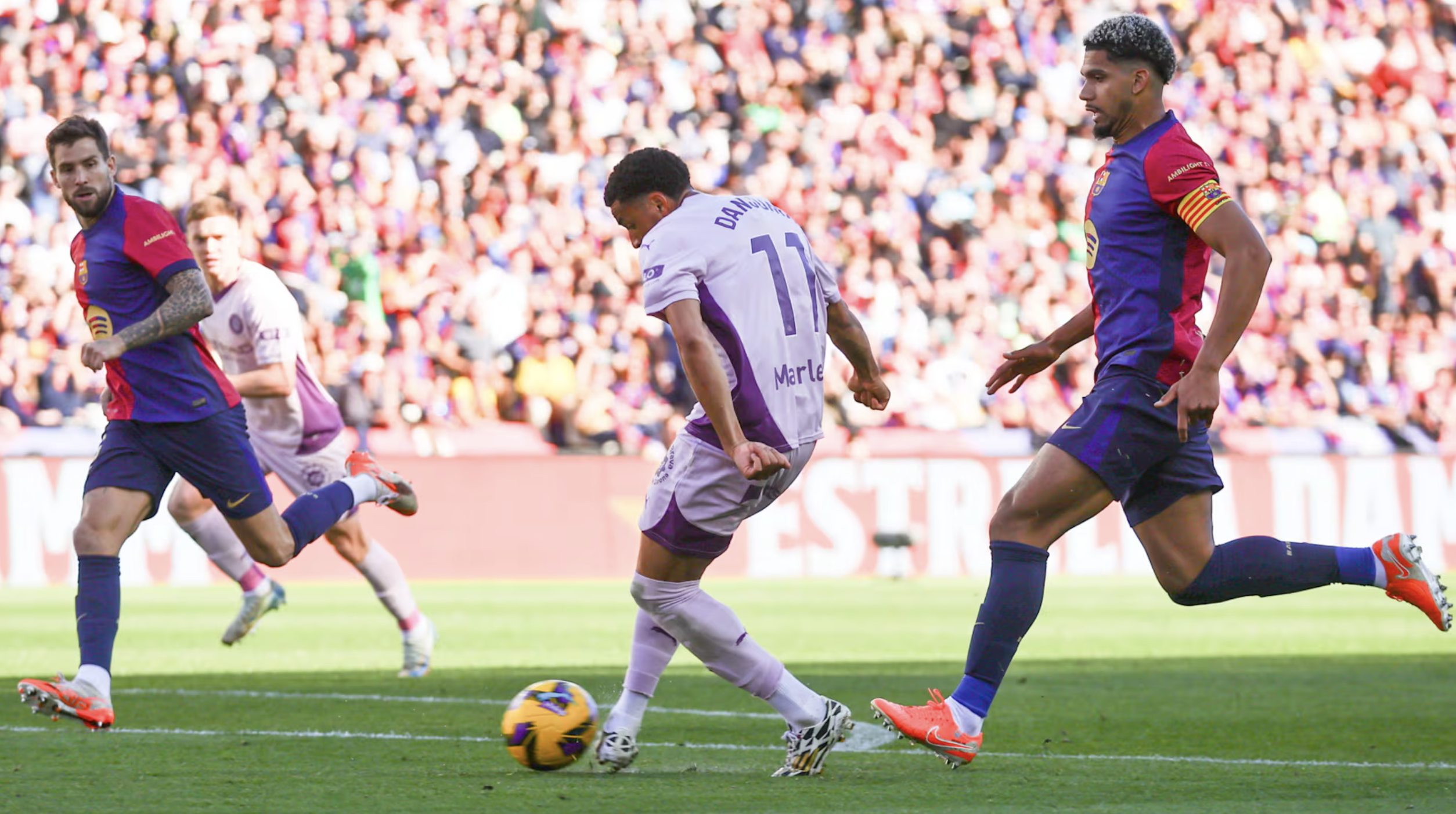 Lewandowski lập c&uacute; đ&uacute;p, Barcelona b&ugrave;ng nổ trận cầu 5 b&agrave;n La Liga- Ảnh 3.