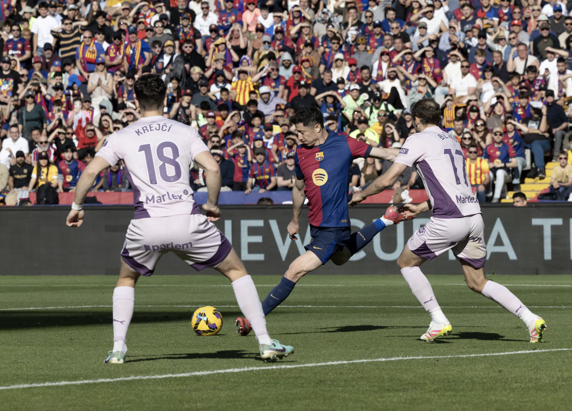 Lewandowski lập c&uacute; đ&uacute;p, Barcelona b&ugrave;ng nổ trận cầu 5 b&agrave;n La Liga- Ảnh 6.