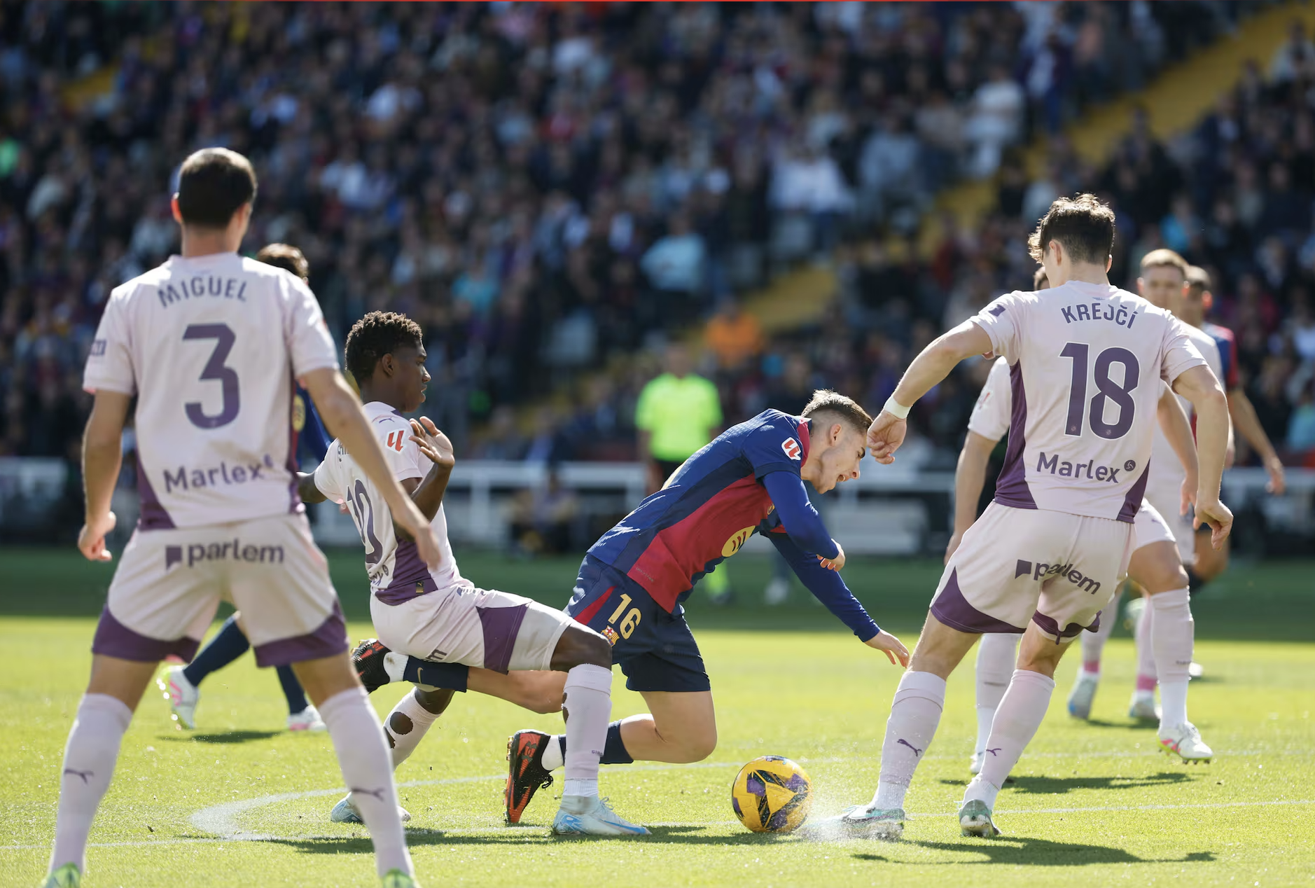 Lewandowski lập c&uacute; đ&uacute;p, Barcelona b&ugrave;ng nổ trận cầu 5 b&agrave;n La Liga- Ảnh 1.