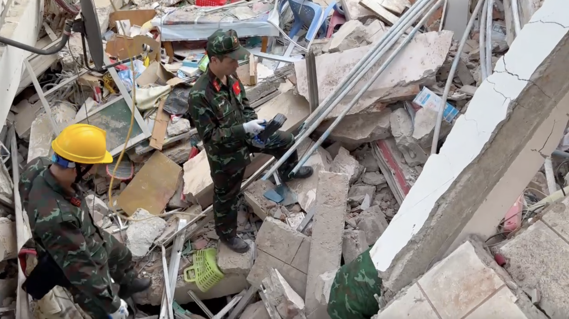 Video: Đội cứu hộ Việt Nam x&aacute;c định 2 vị tr&iacute; nghi c&oacute; nạn nh&acirc;n động đất tại Myanmar- Ảnh 9.