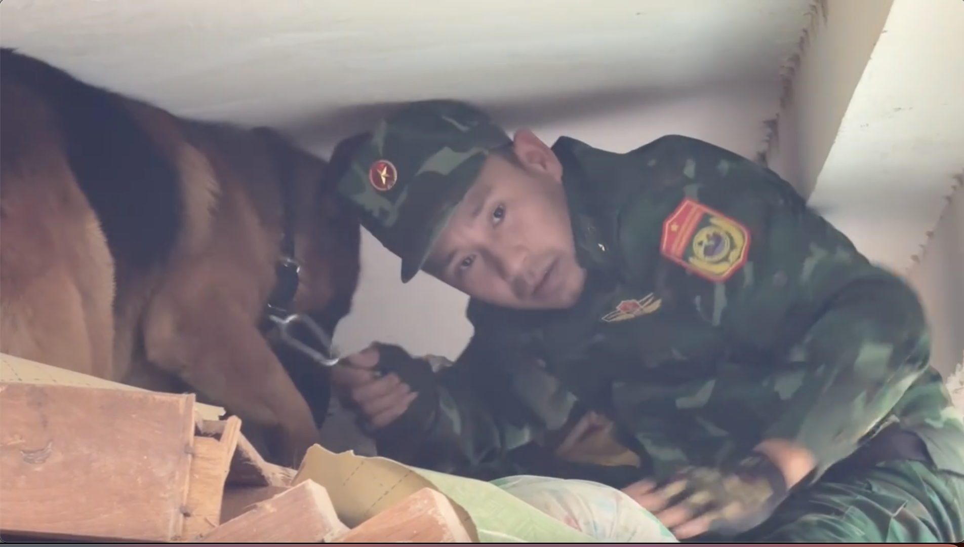Video: Đội cứu hộ Việt Nam x&aacute;c định 2 vị tr&iacute; nghi c&oacute; nạn nh&acirc;n động đất tại Myanmar- Ảnh 10.