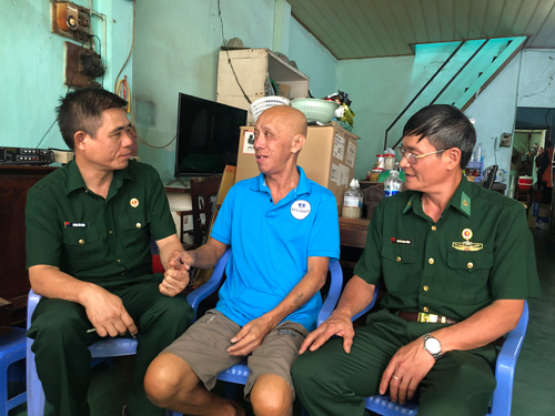 Hội Cựu chiến binh phường 14, quận 10 thăm hỏi ông Phạm Văn Hiền