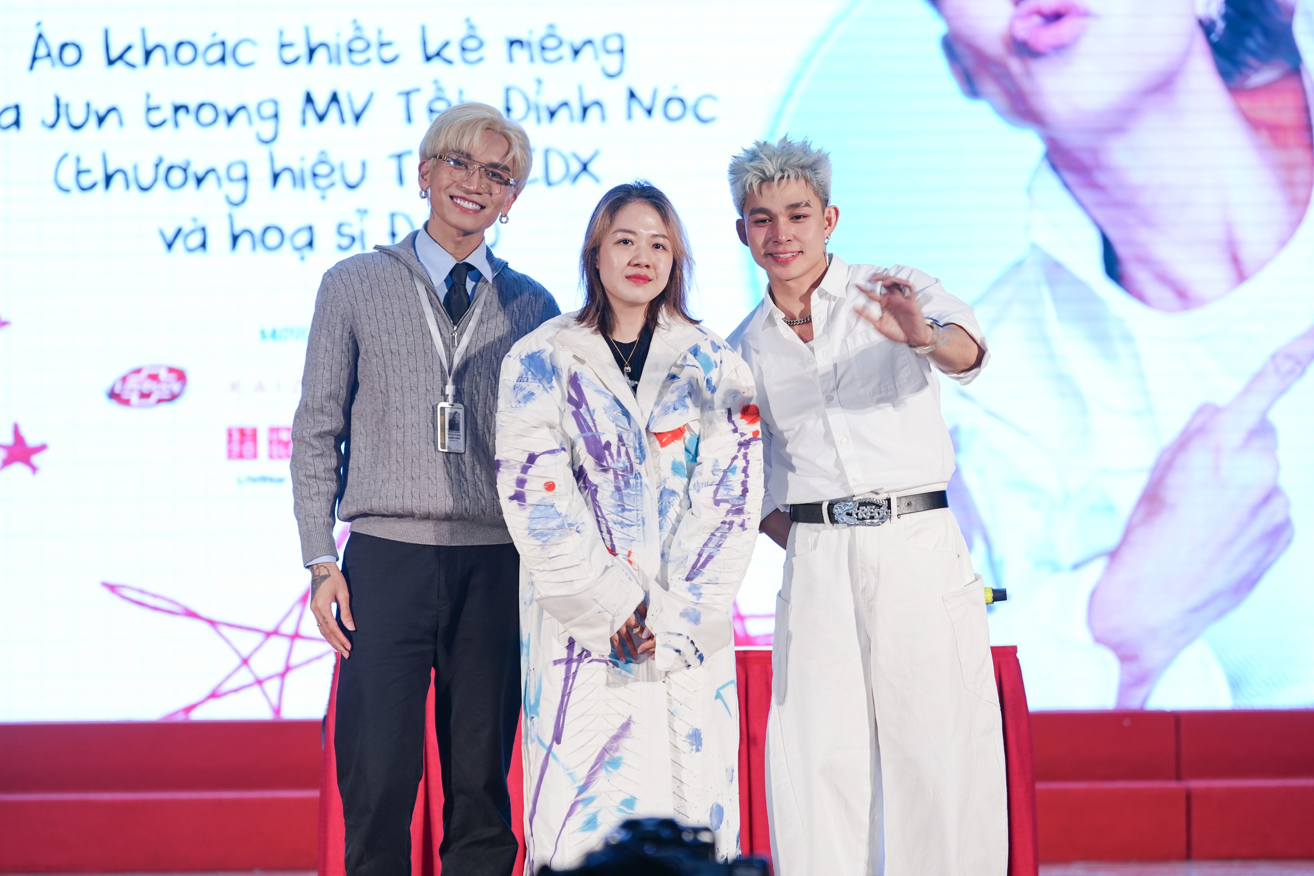 Jun đấu gi&aacute; &aacute;o kho&aacute;c Vợ người ta