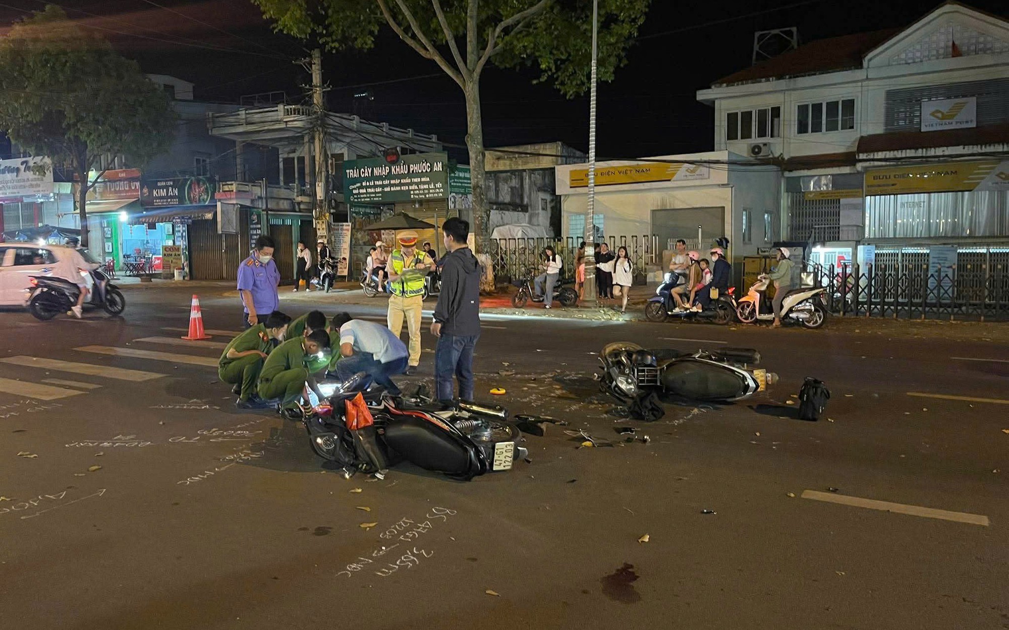 Chạy xe sang đường bị tai nạn, 2 người thương vong