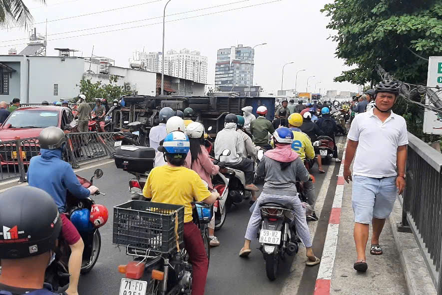 TP HCM: Ô tô tải lật, cảnh sát phong toả cầu Chữ Y- Ảnh 3.