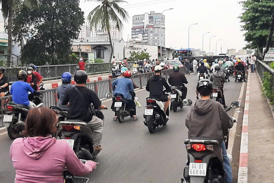 TP HCM: Ô tô tải lật, cảnh sát phong toả cầu Chữ Y- Ảnh 4.