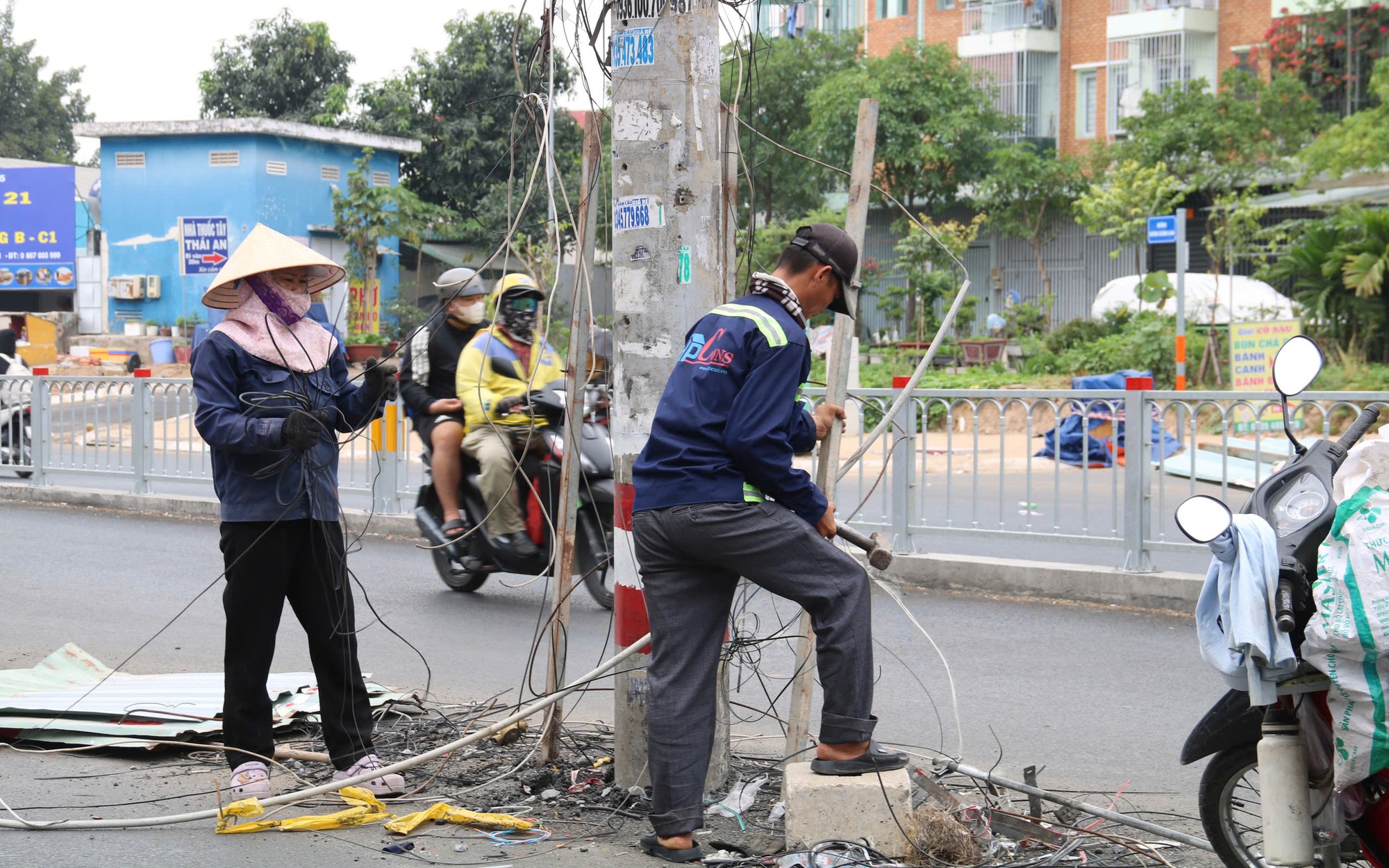76 trụ điện án ngữ giữa đường được di dời trong đêm tại Gò Vấp