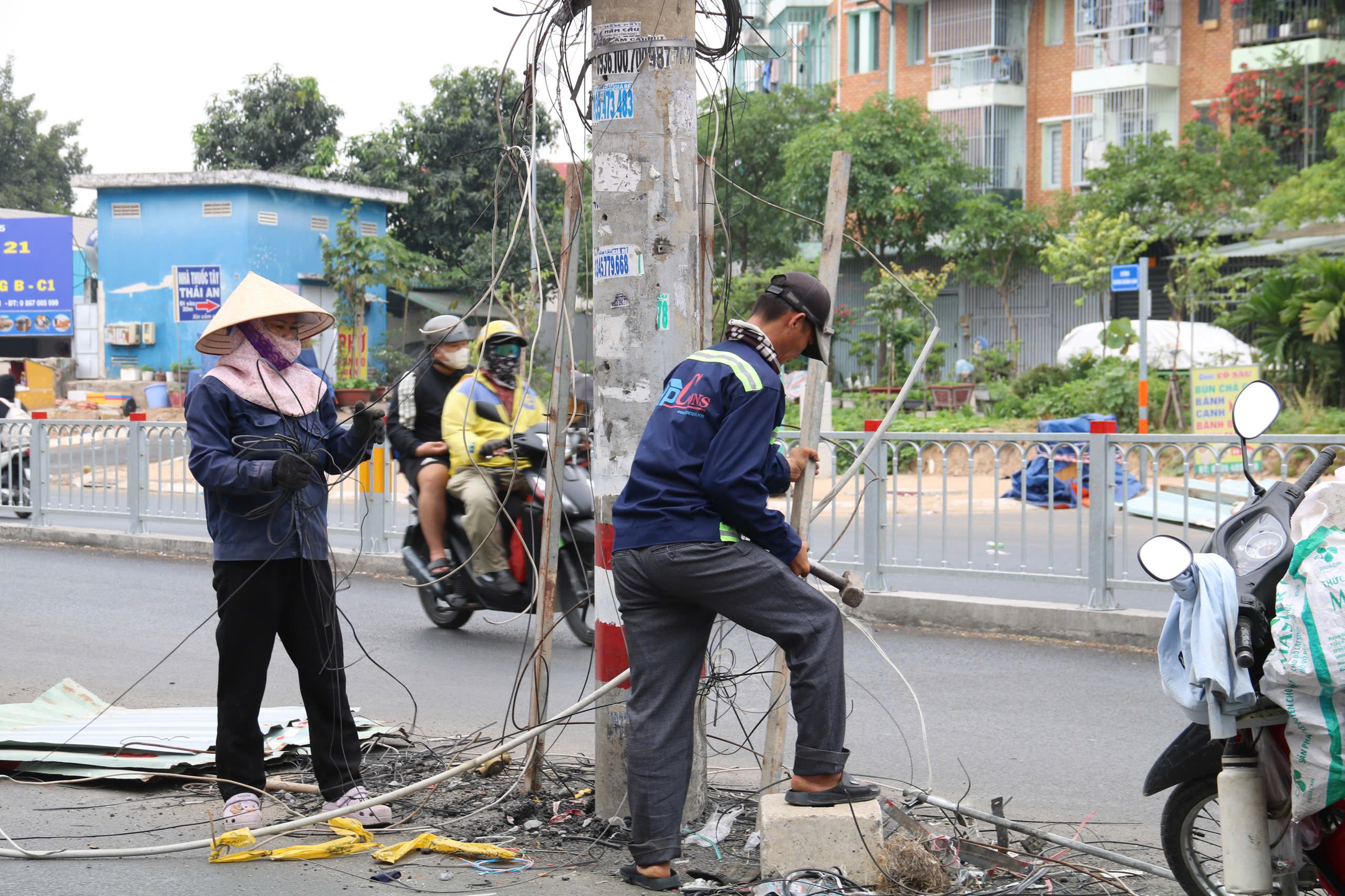 76 trụ điện &aacute;n ngữ giữa đường được di dời trong đ&ecirc;m tại G&ograve; Vấp- Ảnh 5.