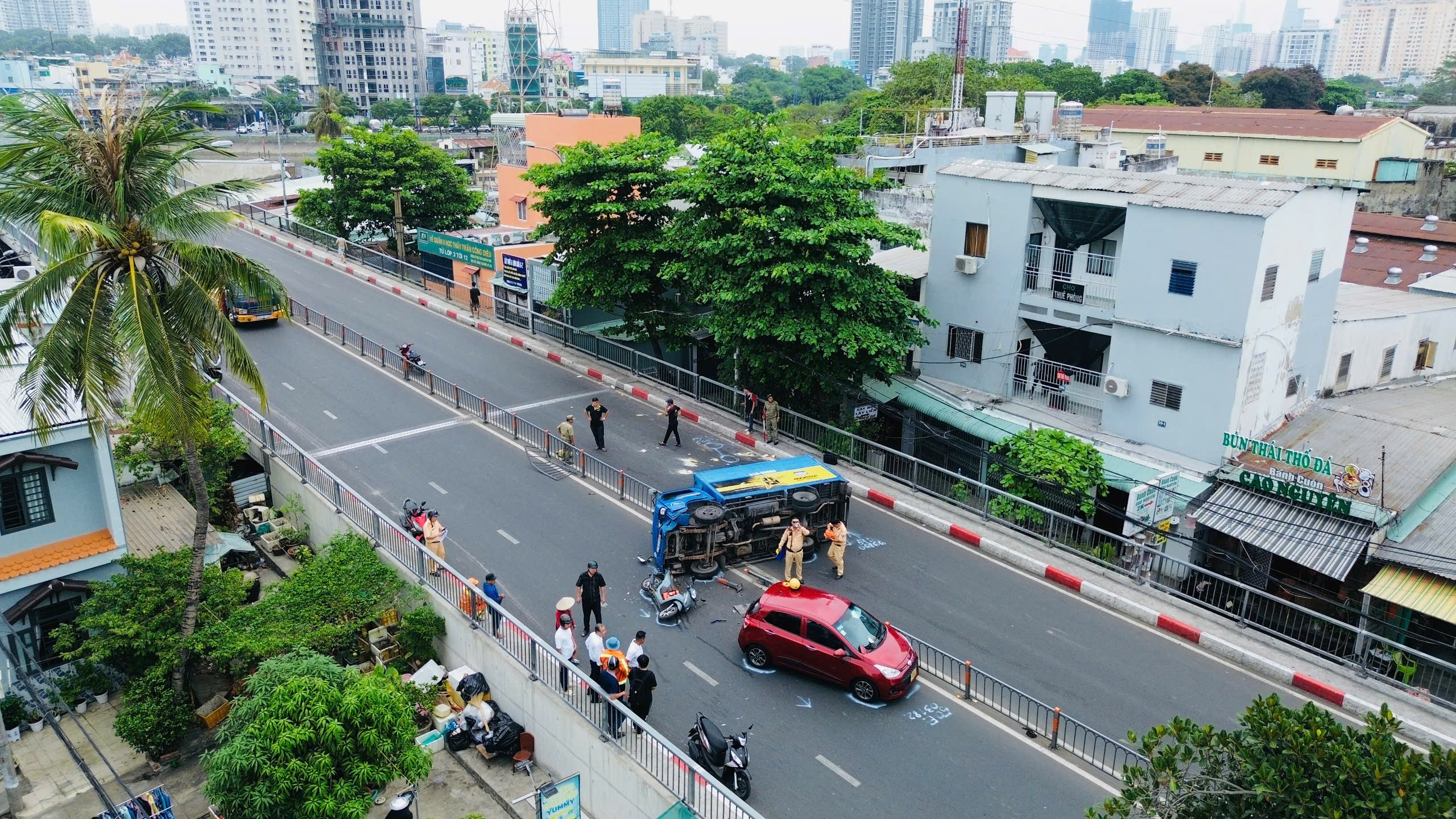 TP HCM: Ô tô tải lật, cảnh sát phong toả cầu Chữ Y- Ảnh 2.