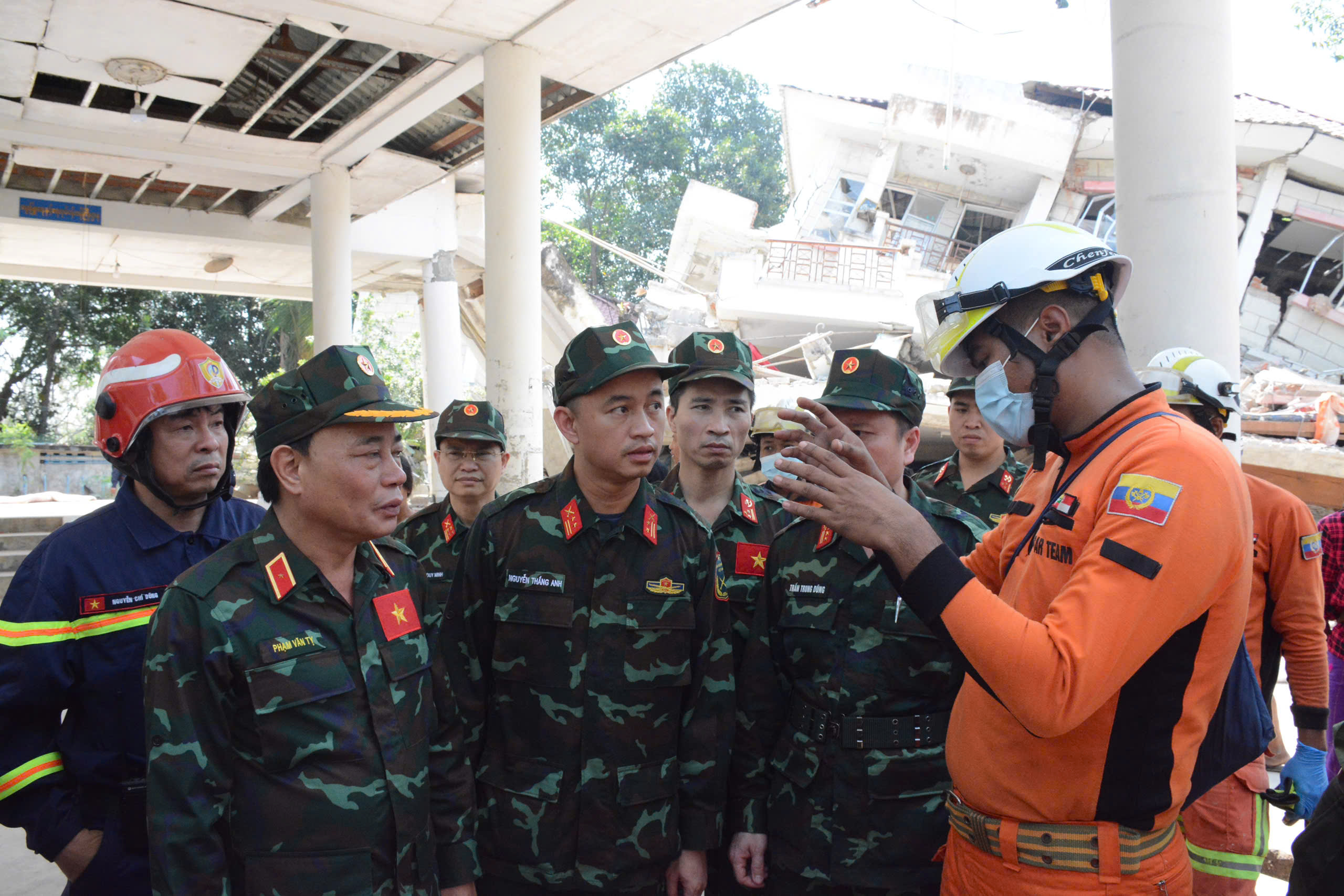 Video: Đội cứu hộ Việt Nam x&aacute;c định 2 vị tr&iacute; nghi c&oacute; nạn nh&acirc;n động đất tại Myanmar- Ảnh 5.