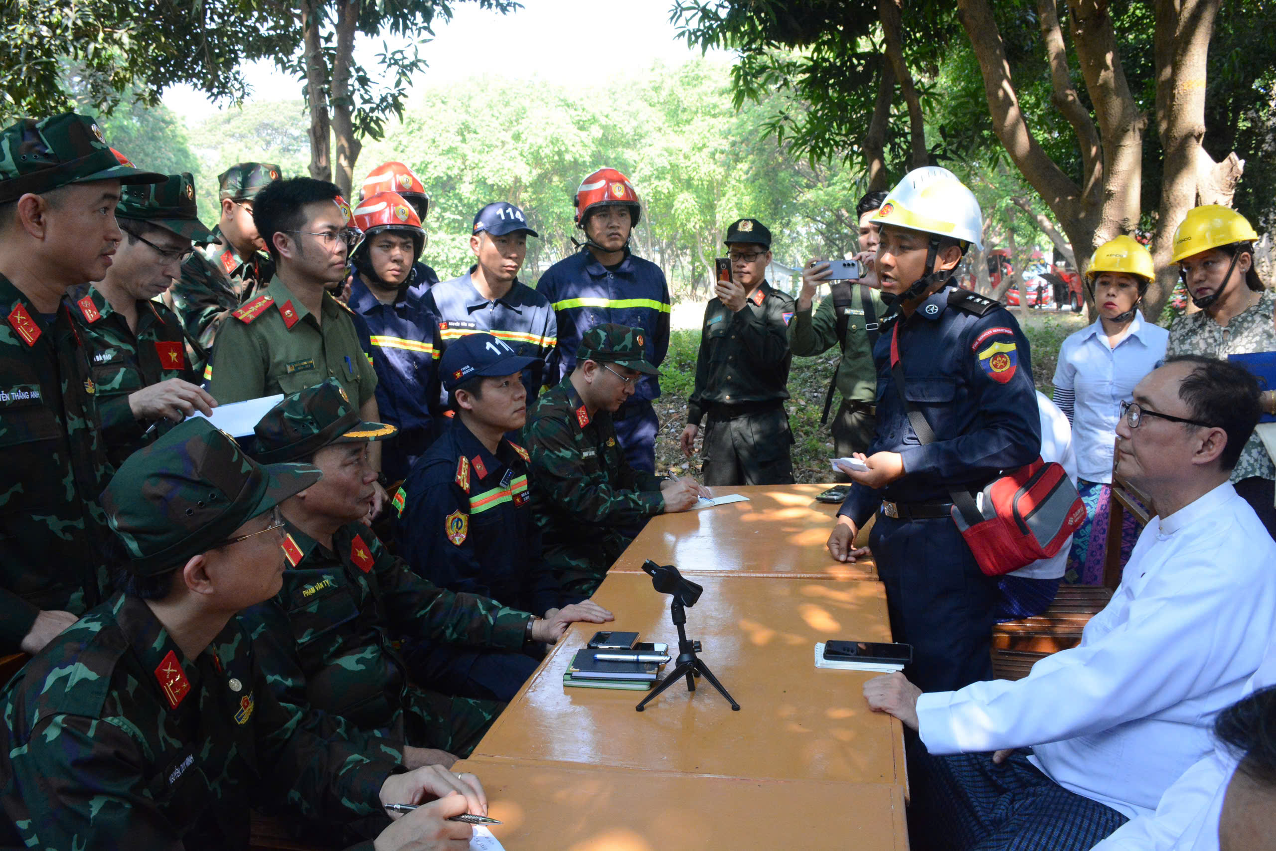 Video: Đội cứu hộ Việt Nam x&aacute;c định 2 vị tr&iacute; nghi c&oacute; nạn nh&acirc;n động đất tại Myanmar- Ảnh 7.