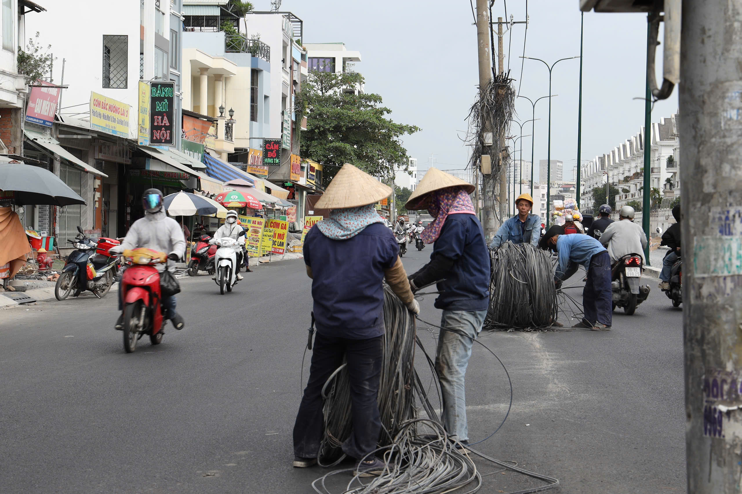 76 trụ điện &aacute;n ngữ giữa đường được di dời trong đ&ecirc;m tại G&ograve; Vấp- Ảnh 9.