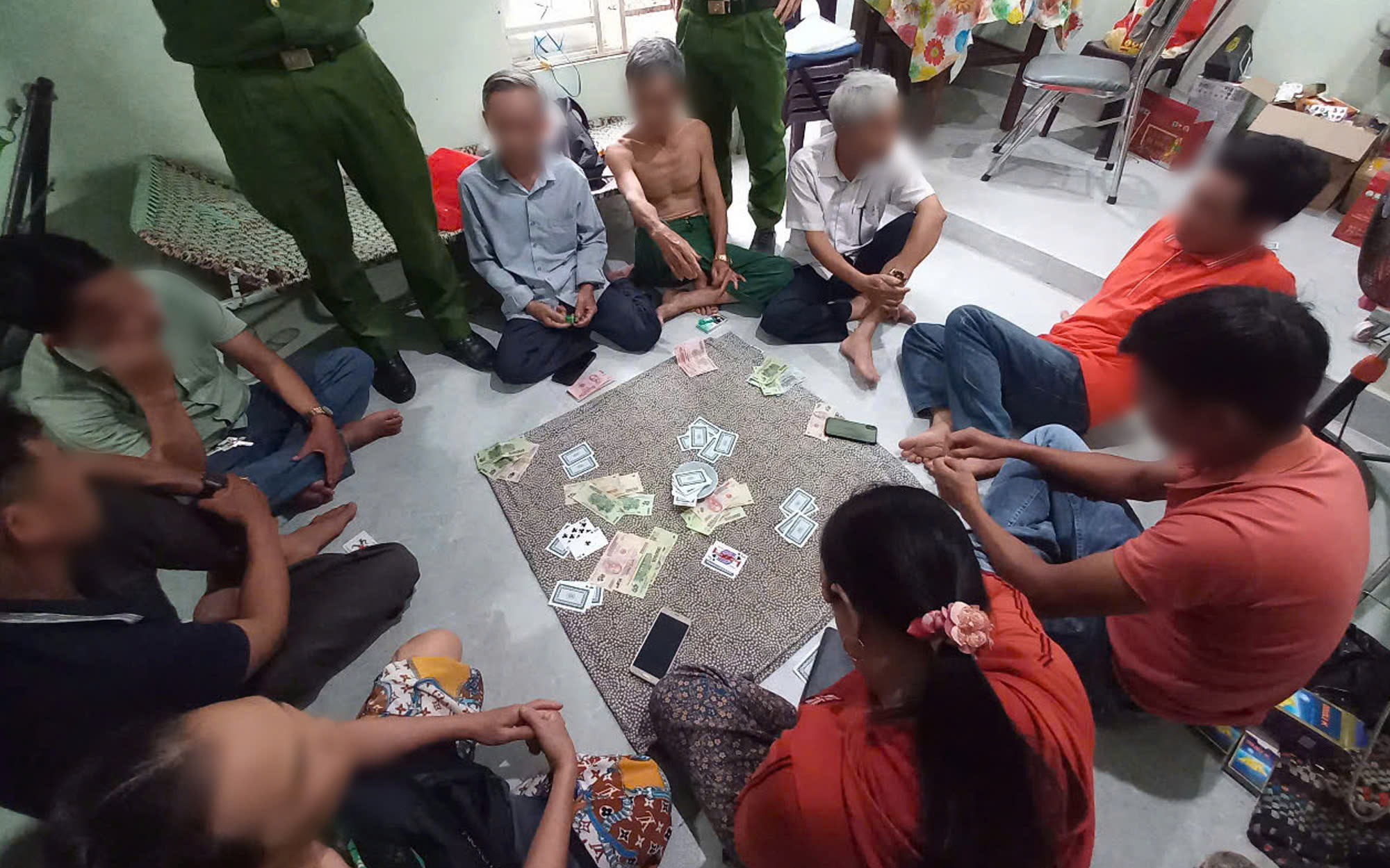 Bắt quả tang 9 người say sưa đ&aacute;nh bạc ở Quảng Nam- Ảnh 1.