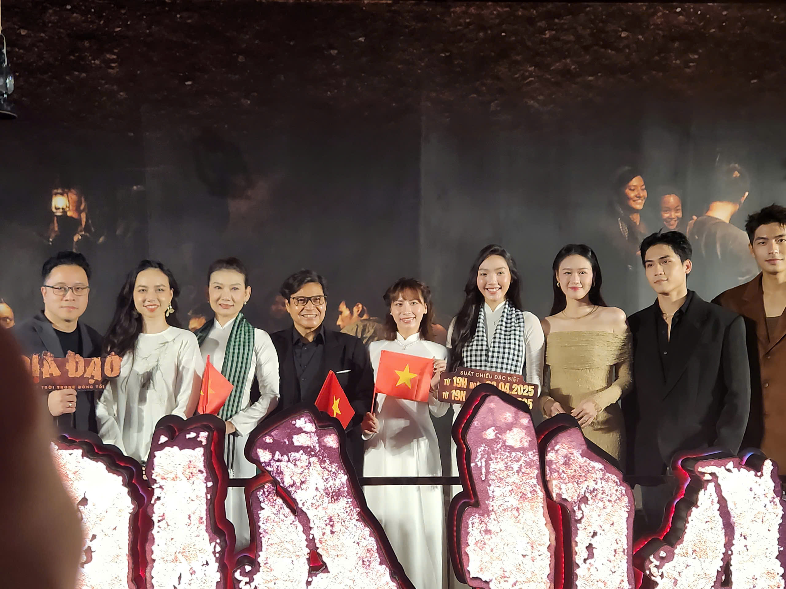 NSND Mỹ Uy&ecirc;n, NSƯT Hạnh Th&uacute;y&hellip; mừng cho Th&aacute;i H&ograve;a, Quang Tuấn- Ảnh 1.