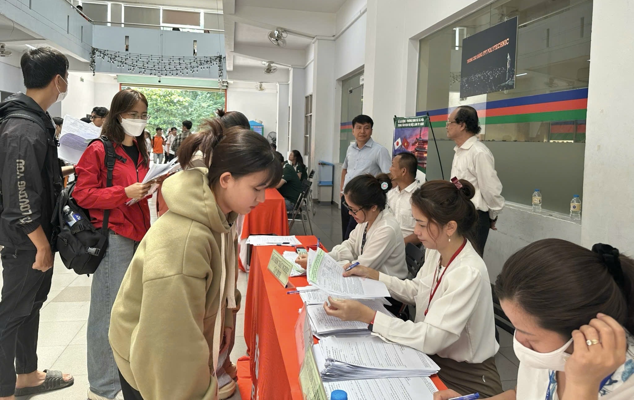 Nhiều sinh vi&ecirc;n mới tốt nghiệp chật vật th&iacute;ch nghi với m&ocirc;i trường l&agrave;m việc- Ảnh 1.