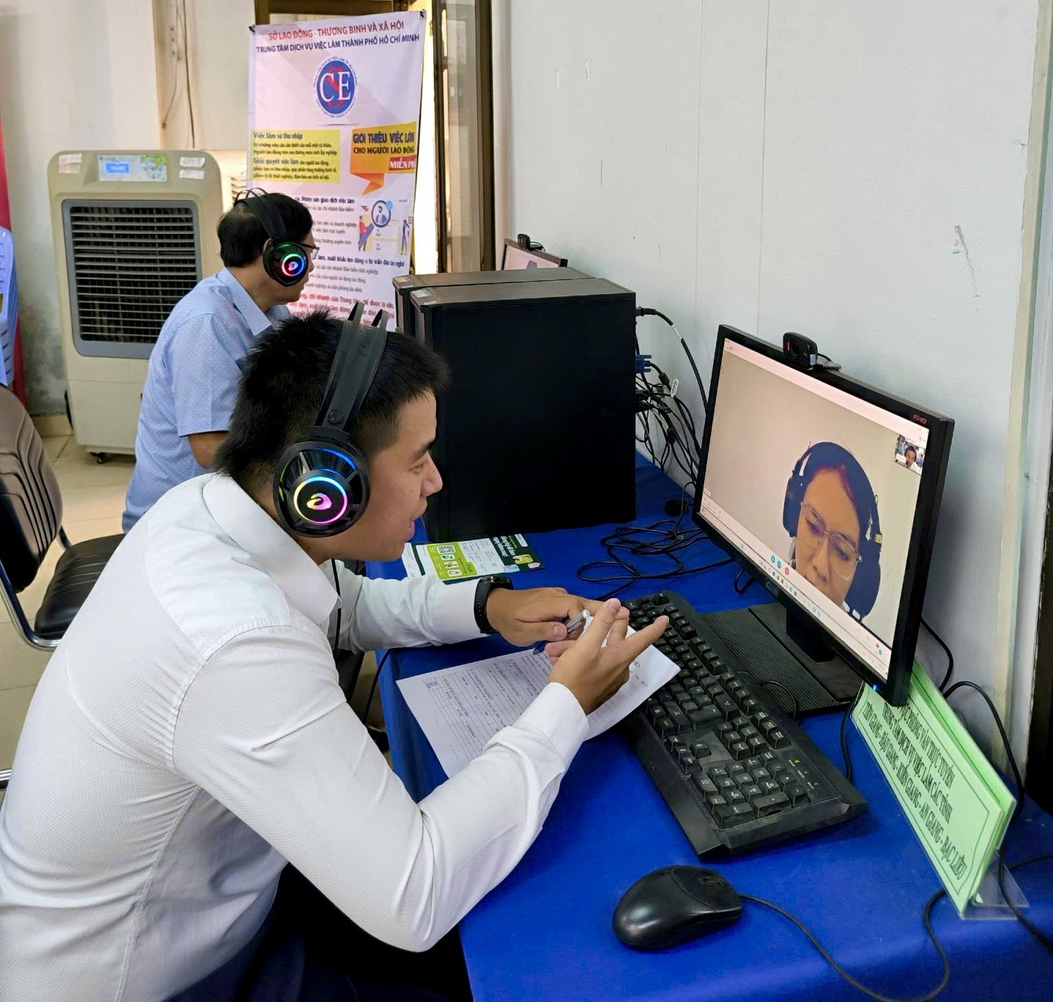 Nhiều sinh vi&ecirc;n mới tốt nghiệp chật vật th&iacute;ch nghi với m&ocirc;i trường l&agrave;m việc- Ảnh 2.