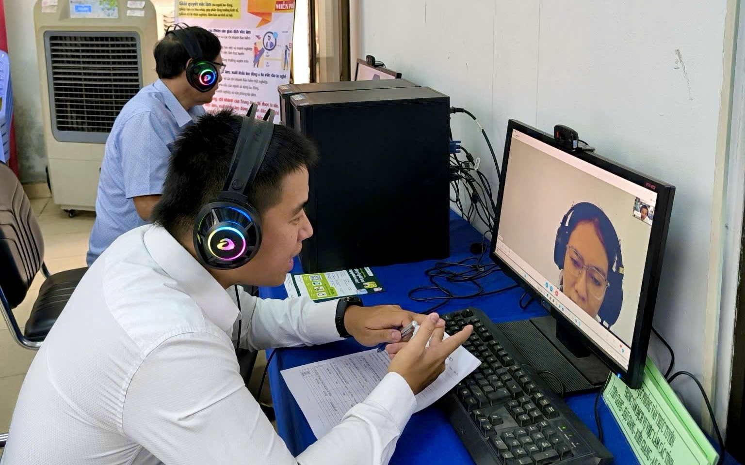 Ra trường, sinh viên vẫn loay hoay tìm việc - Ảnh 4.