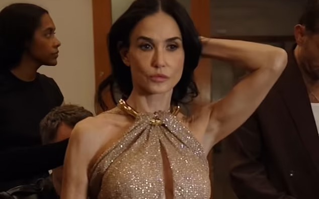 Minh tinh Demi Moore thu hút ánh nhìn với đầm tím - Ảnh 10.
