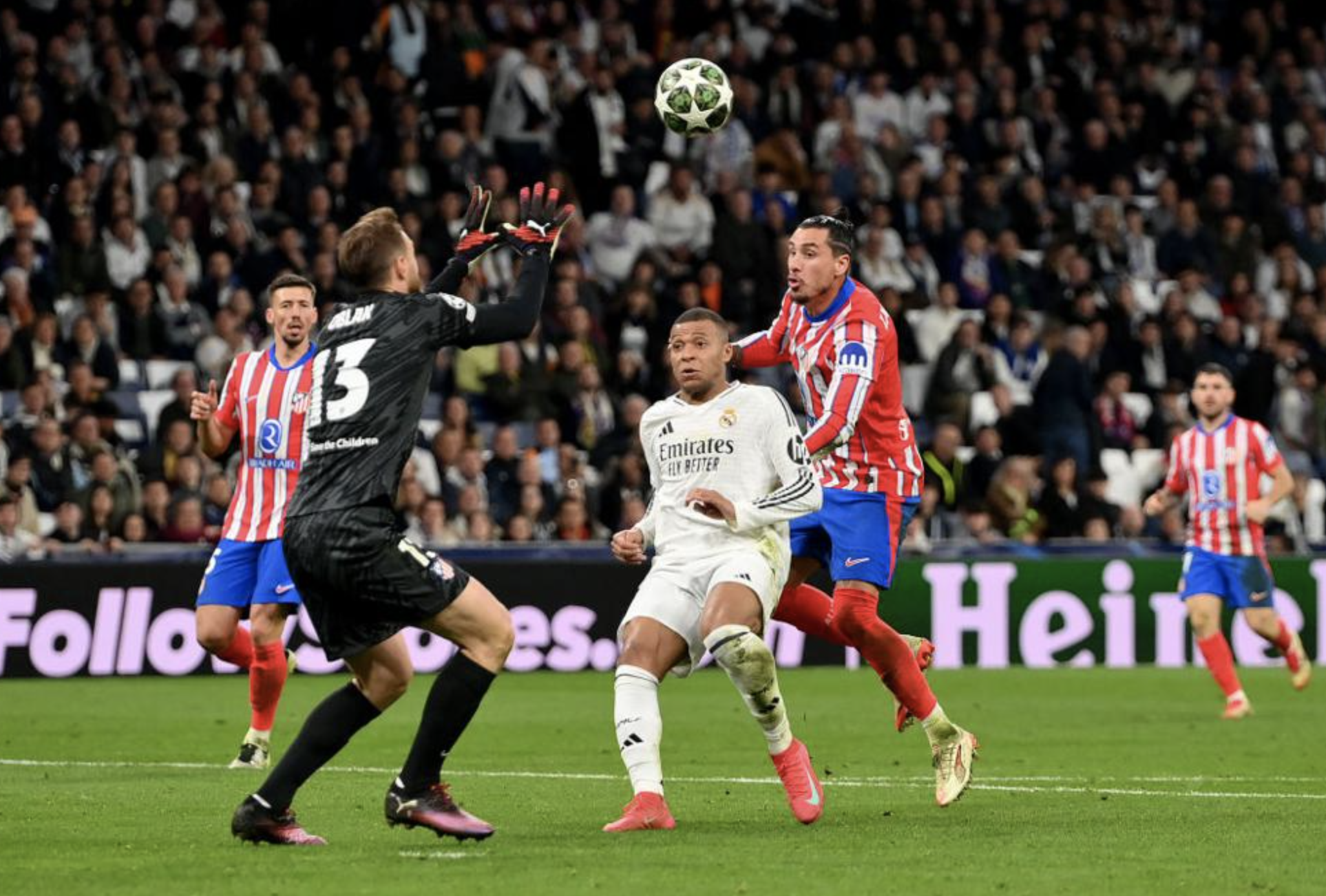 Atletico Madrid gục ng&atilde; derby, Real Madrid chiếm ưu thế Champions League- Ảnh 2.