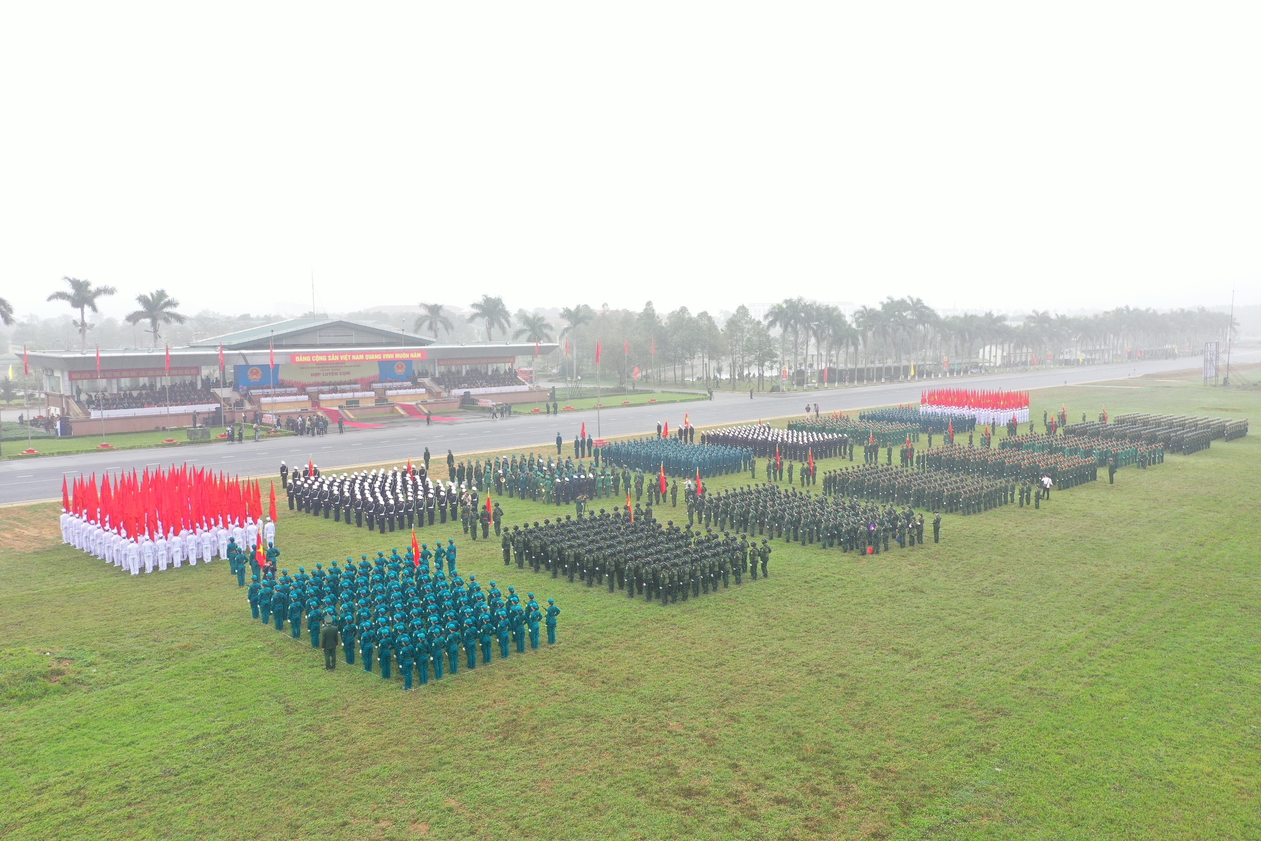 VIDEO: Hợp luyện diễu binh kỷ niệm 50 năm Ngày giải phóng miền Nam, thống nhất đất nước- Ảnh 1.