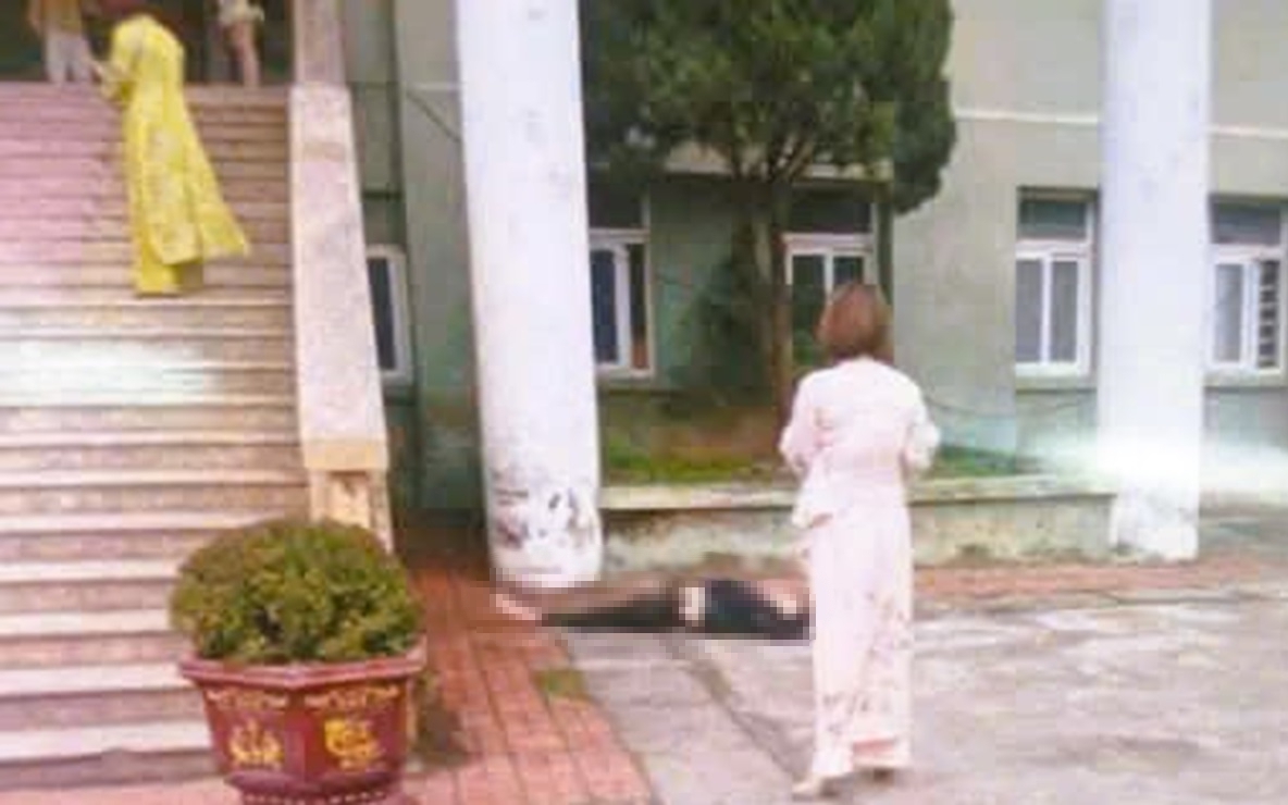 Nữ sinh viên rơi từ tầng cao trong khuôn viên trường đại học xuống tử vong