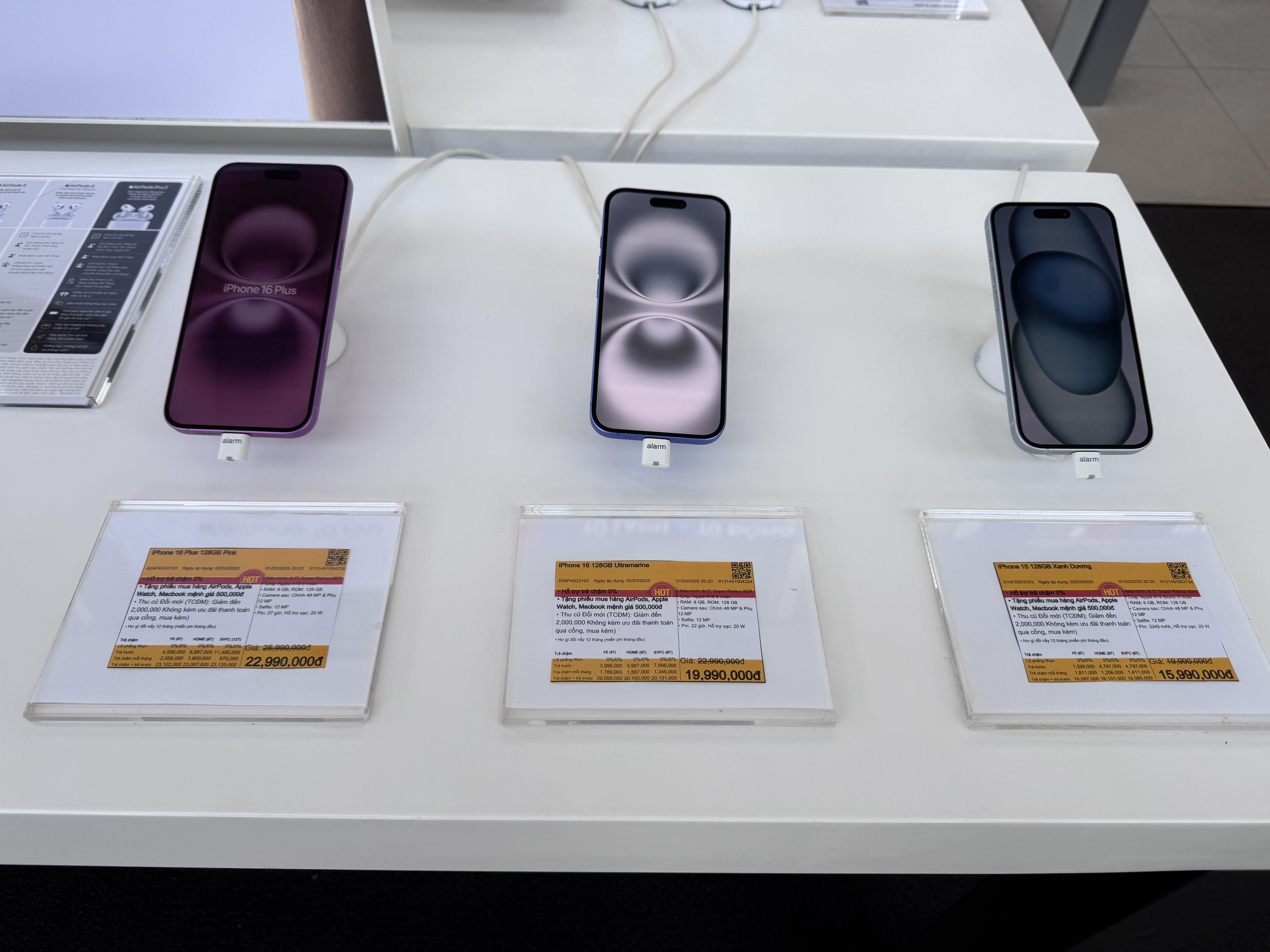 Apple Việt Nam đồng loạt giảm gi&aacute; c&aacute;c mẫu iPhone ch&iacute;nh h&atilde;ng- Ảnh 1.
