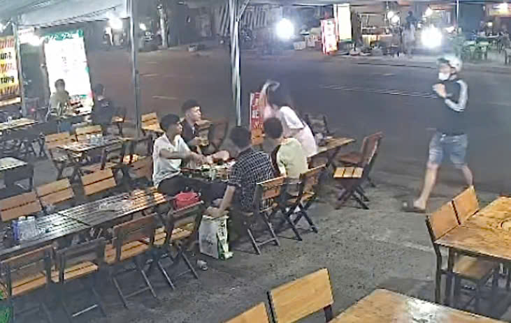 Nguy&ecirc;n nh&acirc;n c&ocirc; g&aacute;i đập ly, 2 thanh ni&ecirc;n lao v&agrave;o ch&eacute;m 4 người ở TP Thủ Đức- Ảnh 1.