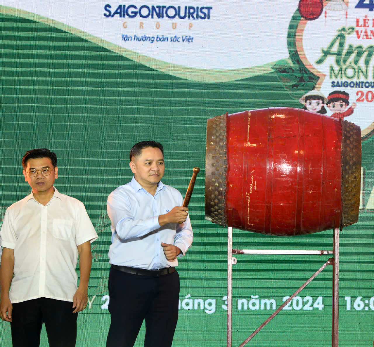 &Ocirc;ng Phạm Huy B&igrave;nh - Chủ tịch Saigontourist Group, Trưởng ban chỉ đạo, đ&aacute;nh trống khai mạc lễ hội năm 2024