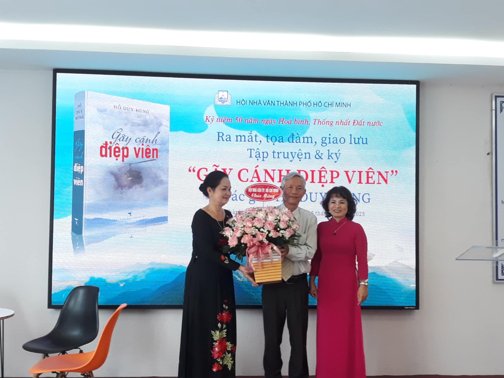 Ra mắt s&aacute;ch "G&atilde;y c&aacute;nh điệp vi&ecirc;n"- Ảnh 1.