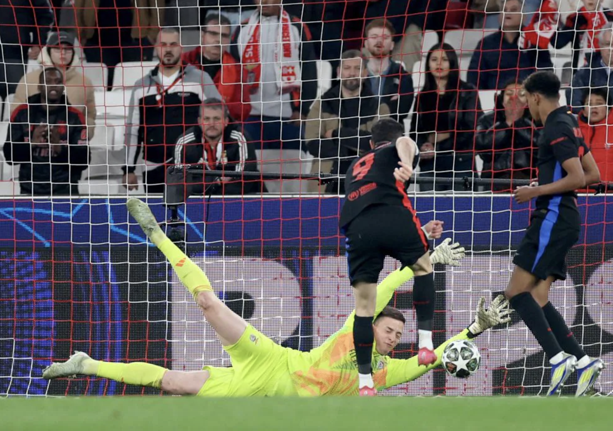 Thể hiện đẳng cấp, 10 cầu thủ Barcelona đ&aacute;nh bại chủ nh&agrave; Benfica- Ảnh 3.
