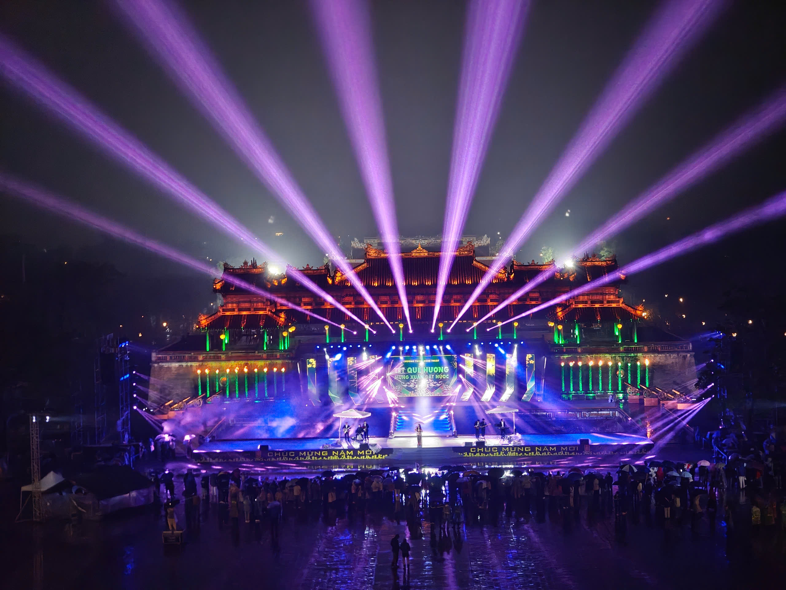 D&agrave;n "anh trai" hội ngộ với nghệ sĩ quốc tế tại Huế Mega Booming- Ảnh 1.