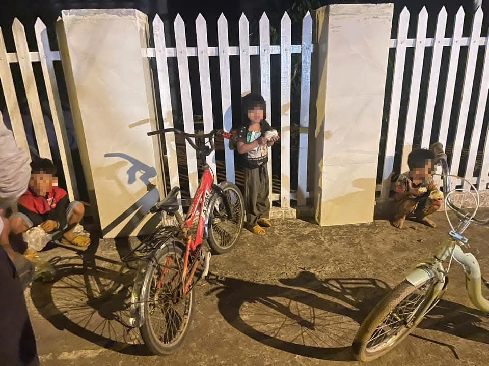 3 ch&aacute;u nhỏ đạp xe gần 50km v&igrave; nhớ cha: Thiếu thốn t&igrave;nh cảm của cha mẹ!- Ảnh 1.