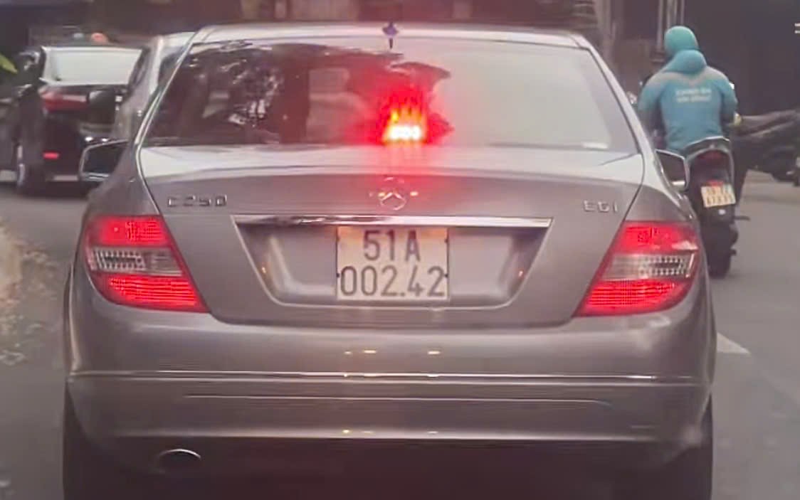 TP HCM: Xác minh ô tô hiệu Mercedes bật đèn giống đèn ưu tiên