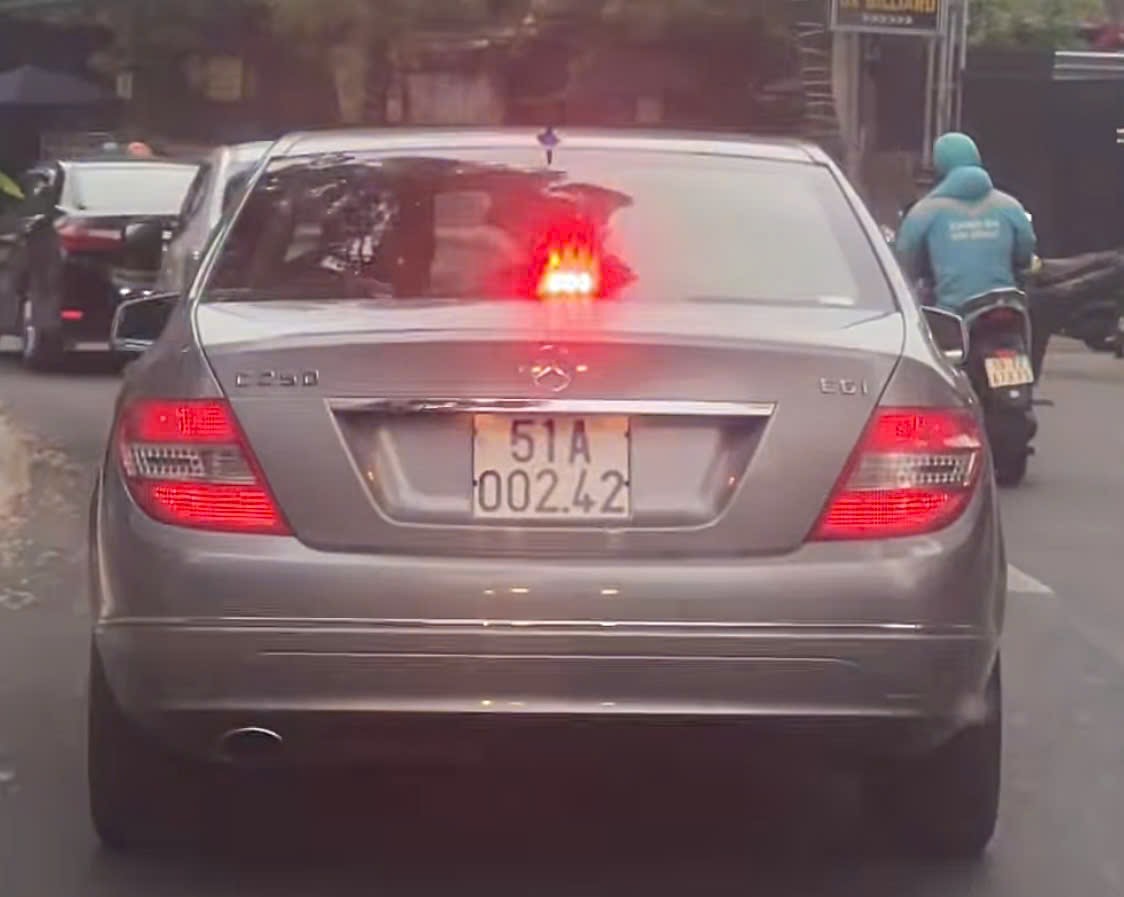 TP HCM: X&aacute;c minh &ocirc; t&ocirc; hiệu Mercedes bật đ&egrave;n giống đ&egrave;n ưu ti&ecirc;n- Ảnh 1.