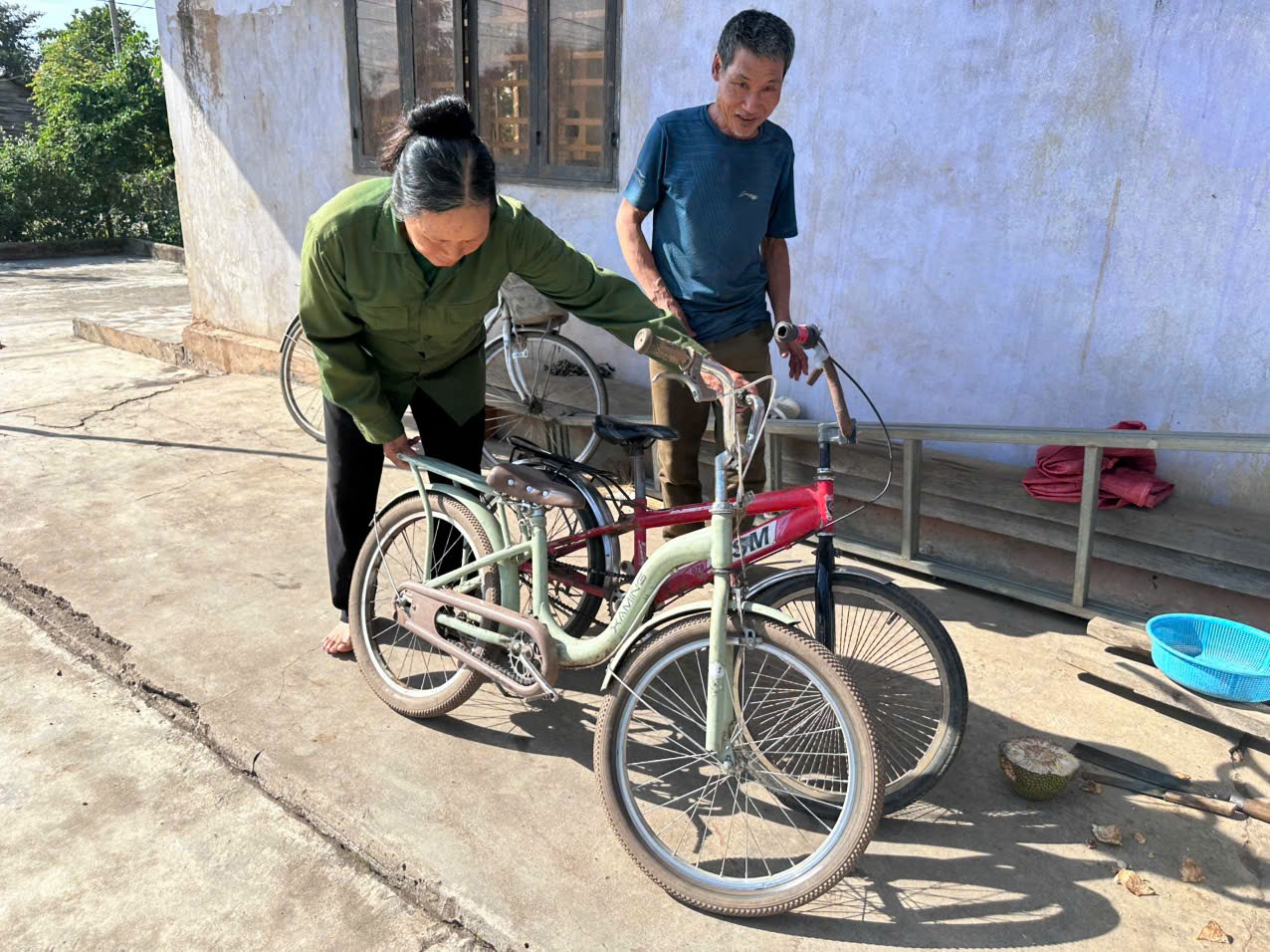 3 ch&aacute;u nhỏ đạp xe gần 50km v&igrave; nhớ cha: Thiếu thốn t&igrave;nh cảm của cha mẹ!- Ảnh 2.