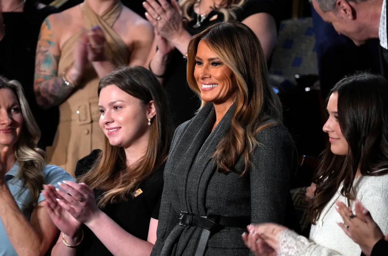 Tổng thống Donald Trump nhận phản hồi t&iacute;ch cực sau b&agrave;i ph&aacute;t biểu trước quốc hội Mỹ- Ảnh 2.
