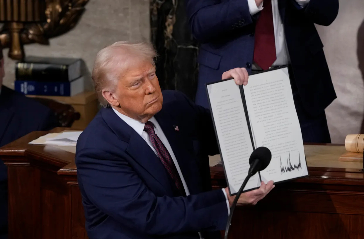 Tổng thống Donald Trump nhận phản hồi t&iacute;ch cực sau b&agrave;i ph&aacute;t biểu trước quốc hội Mỹ- Ảnh 1.