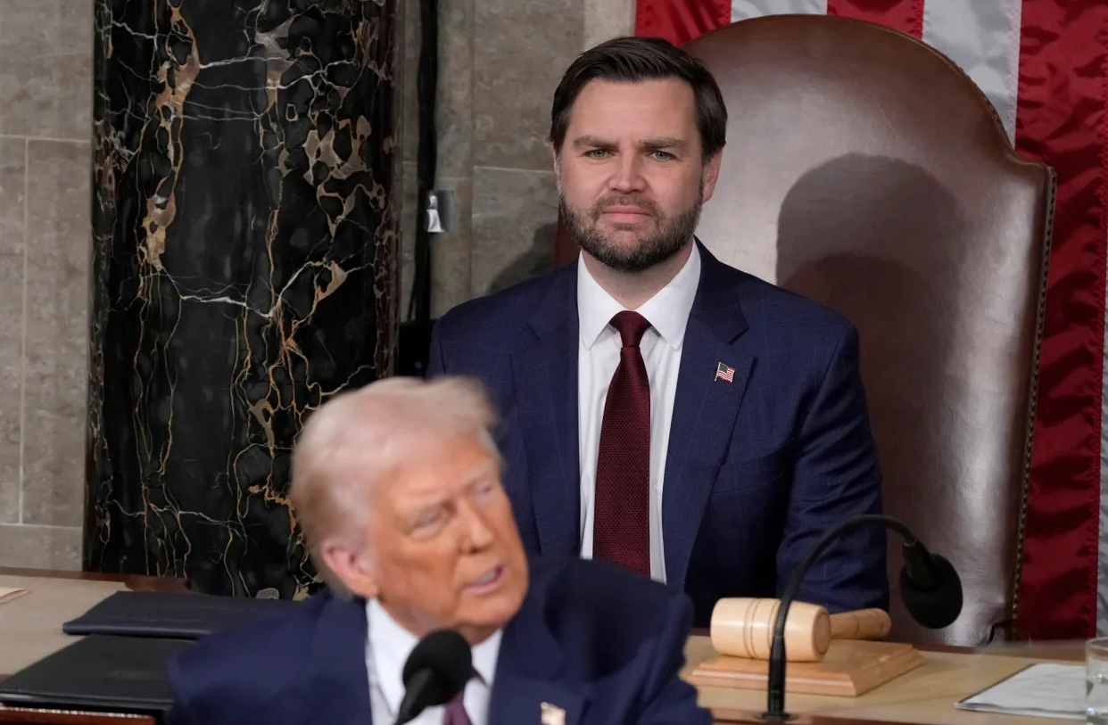 Tổng thống Donald Trump nhận phản hồi t&iacute;ch cực sau b&agrave;i ph&aacute;t biểu trước quốc hội Mỹ- Ảnh 6.