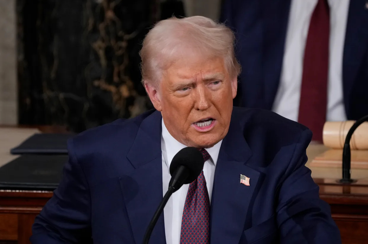 Tổng thống Donald Trump nhận phản hồi t&iacute;ch cực sau b&agrave;i ph&aacute;t biểu trước quốc hội Mỹ- Ảnh 4.