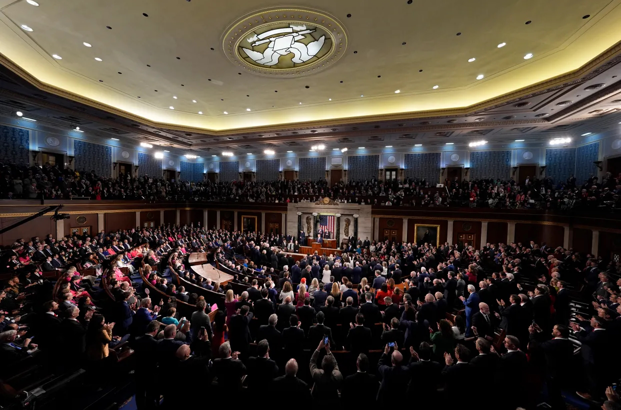 Tổng thống Donald Trump nhận phản hồi t&iacute;ch cực sau b&agrave;i ph&aacute;t biểu trước quốc hội Mỹ- Ảnh 3.