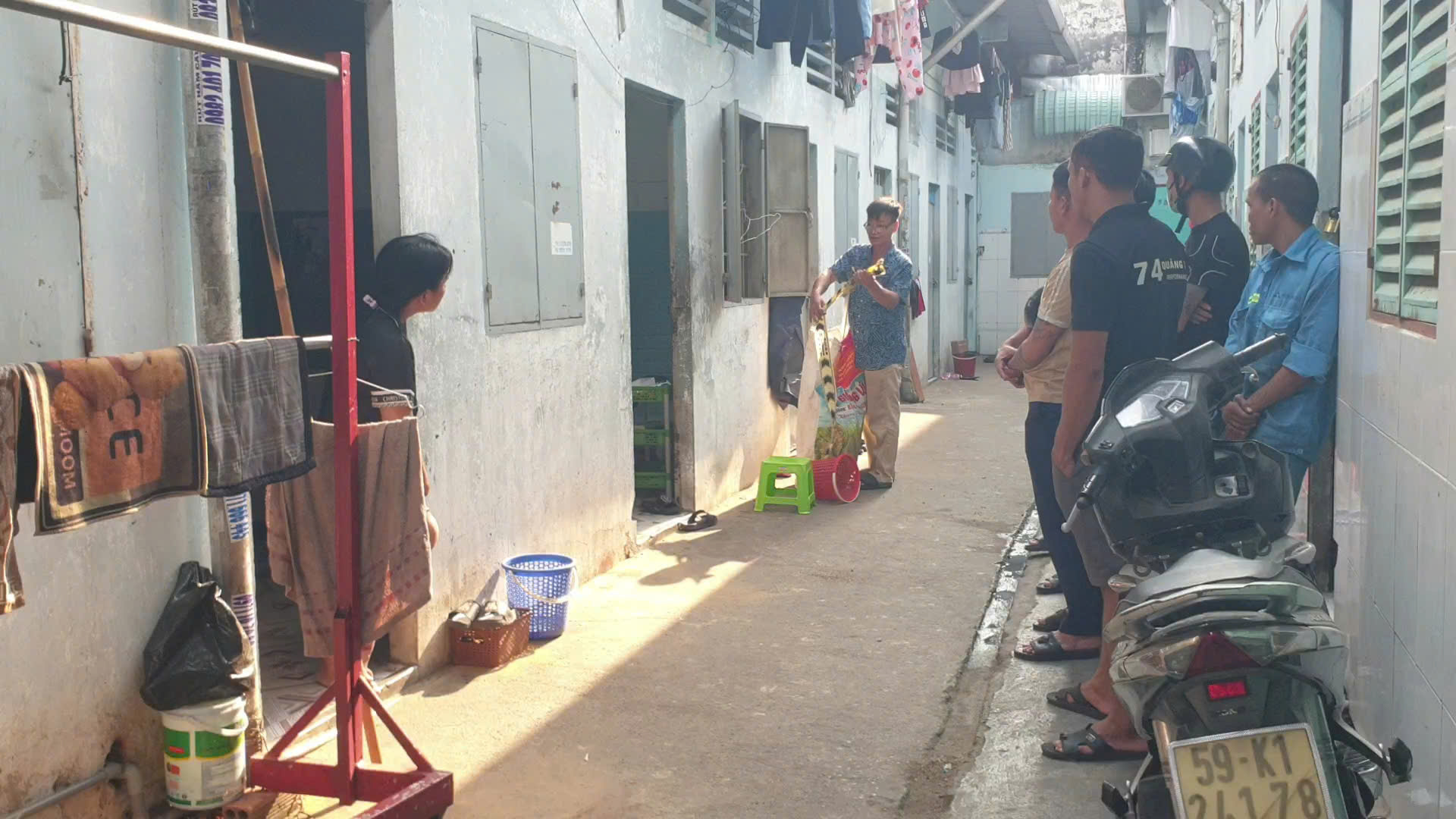 CLIP: Nam thanh ni&ecirc;n nằm chết trước cửa ph&ograve;ng trọ, tr&ecirc;n cổ c&oacute; vết thương- Ảnh 2.
