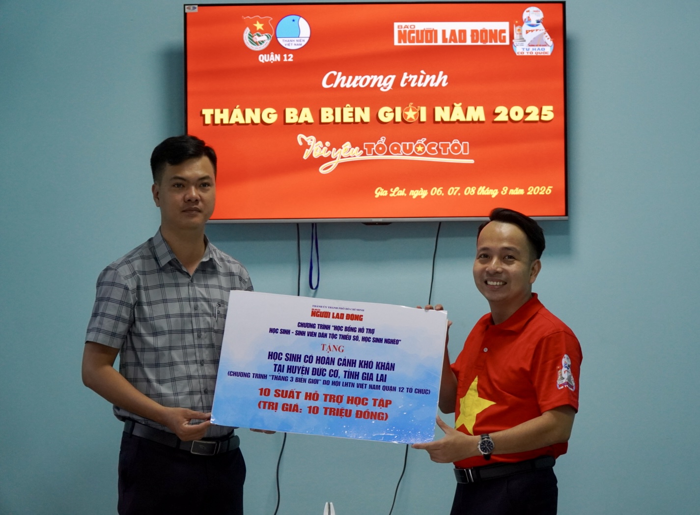 B&aacute;o Người Lao Động trao cờ Tổ quốc, học bổng đến Quận đo&agrave;n 12- Ảnh 2.